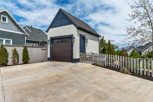 Extra 1 car garage and lots of parking.