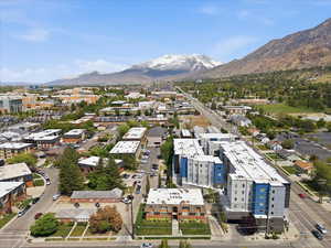 Close to groceries, restaurants, bus / train stops and more.