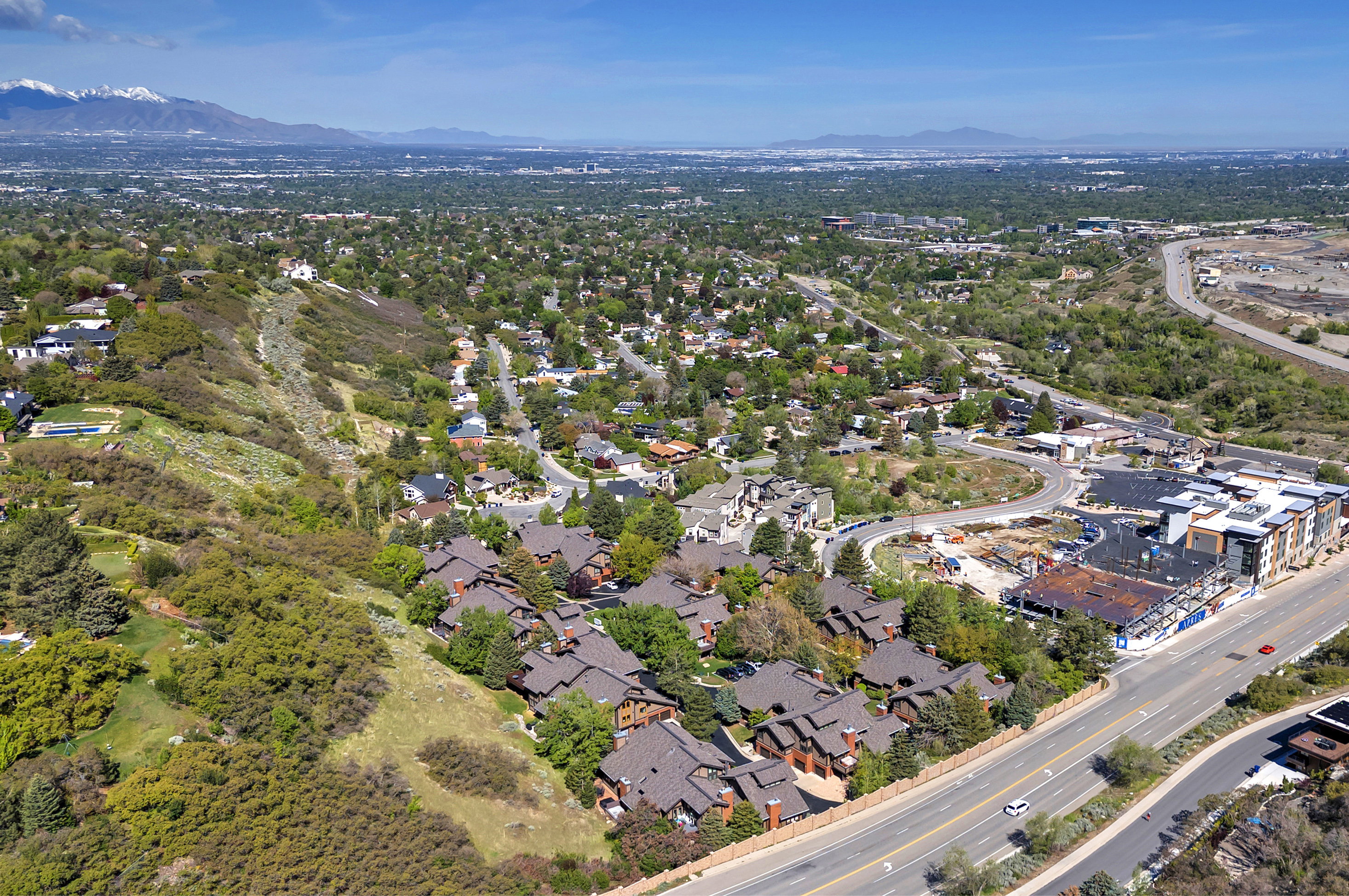 Aerial view of property's location featuring a mountainous background and nearby suburban area