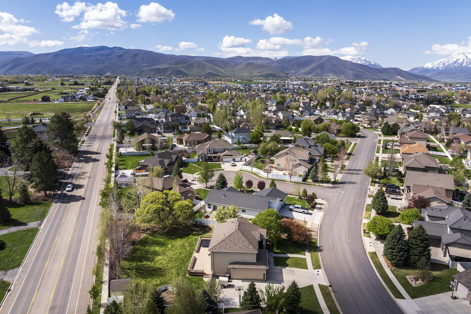 Aerial view of residential area featuring a mountain backdrop