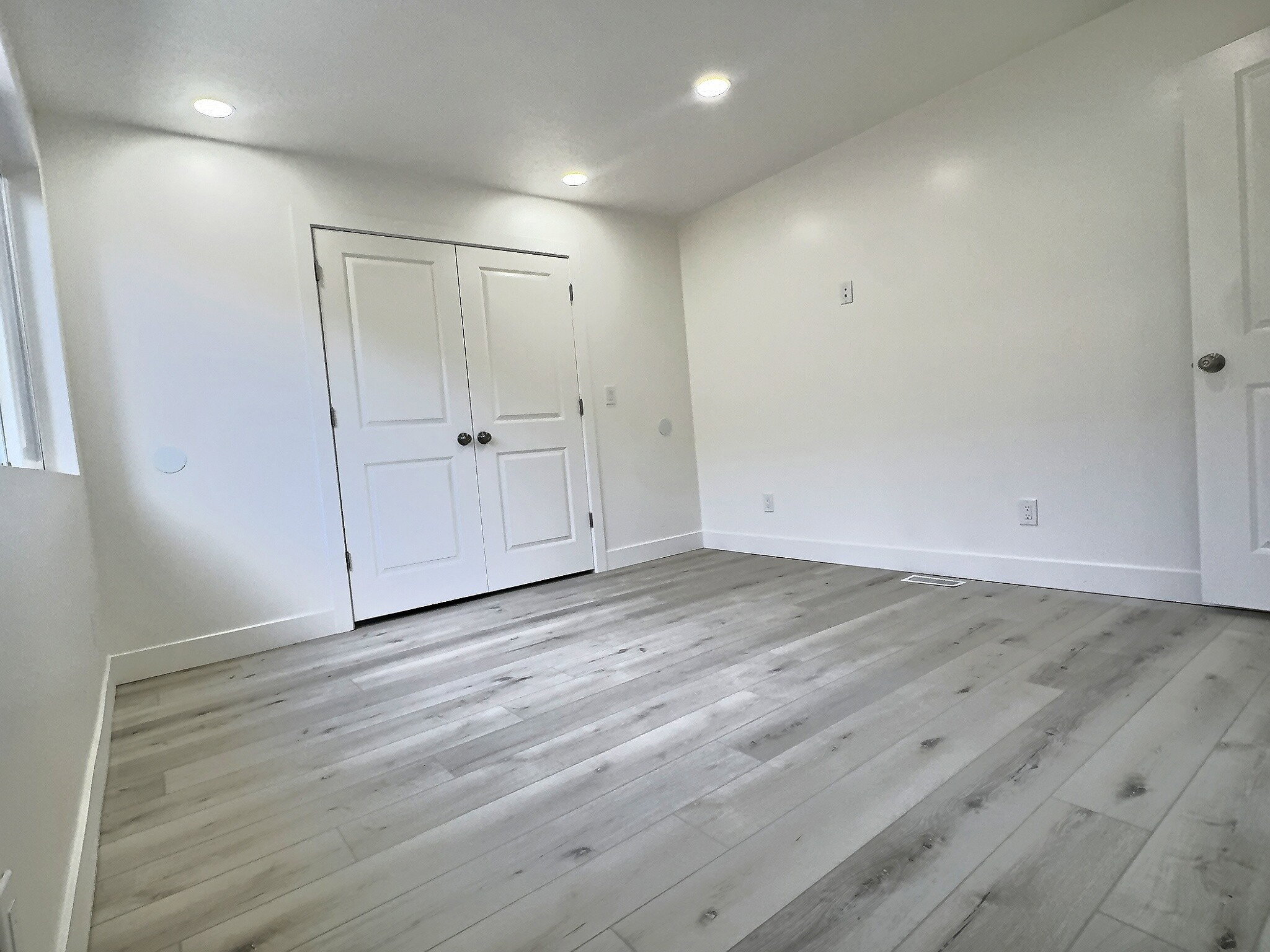 Unfurnished bedroom featuring light wood-type flooring, recessed lighting, and a closet