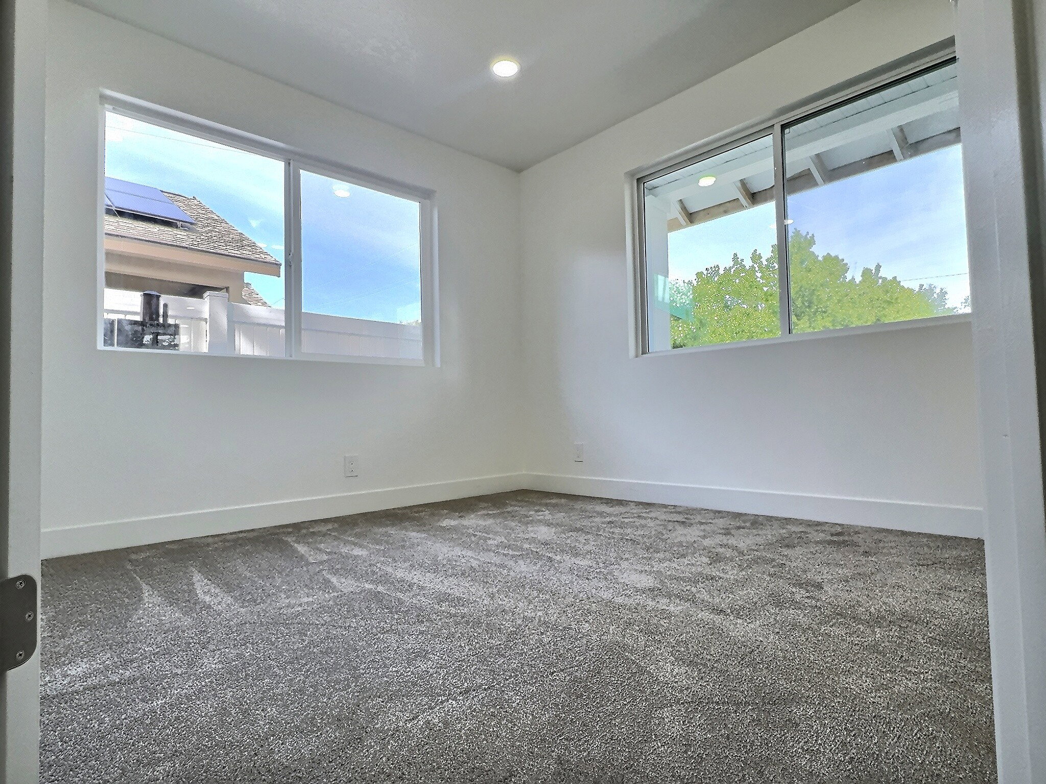 Carpeted empty room featuring baseboards and recessed lighting