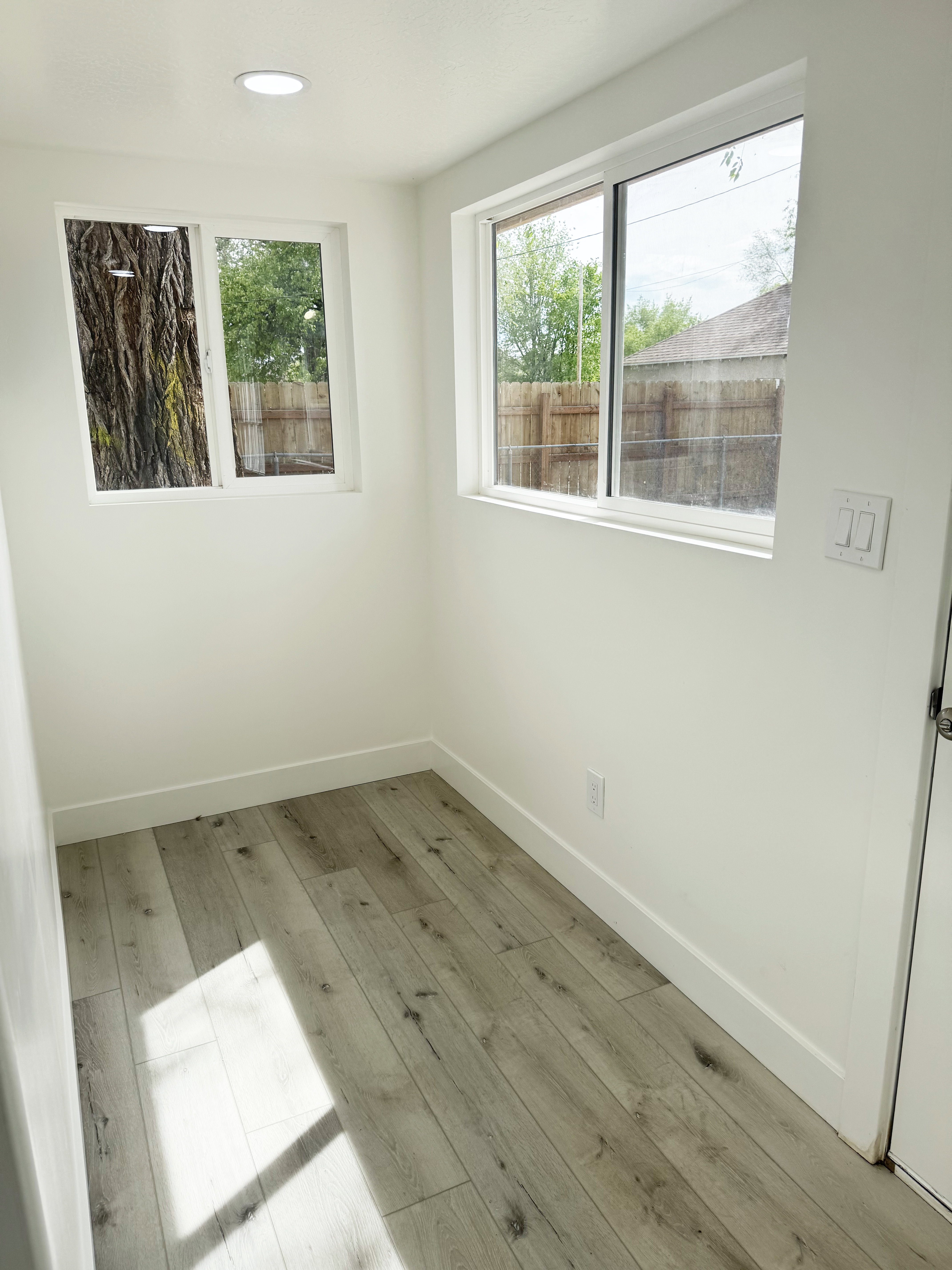 Unfurnished room with plenty of natural light, light wood-style floors, and recessed lighting