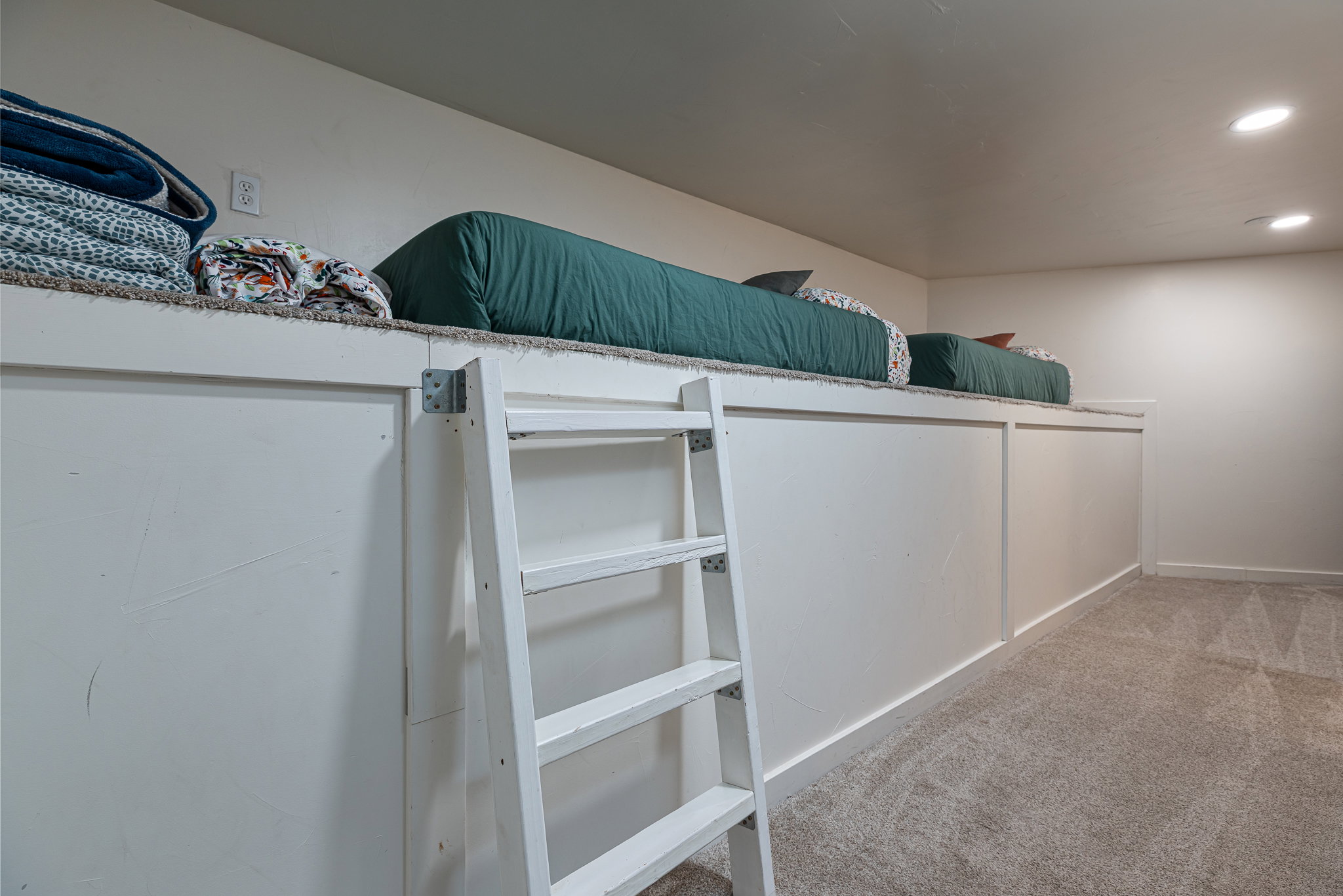 Detailed view of carpet and recessed lighting