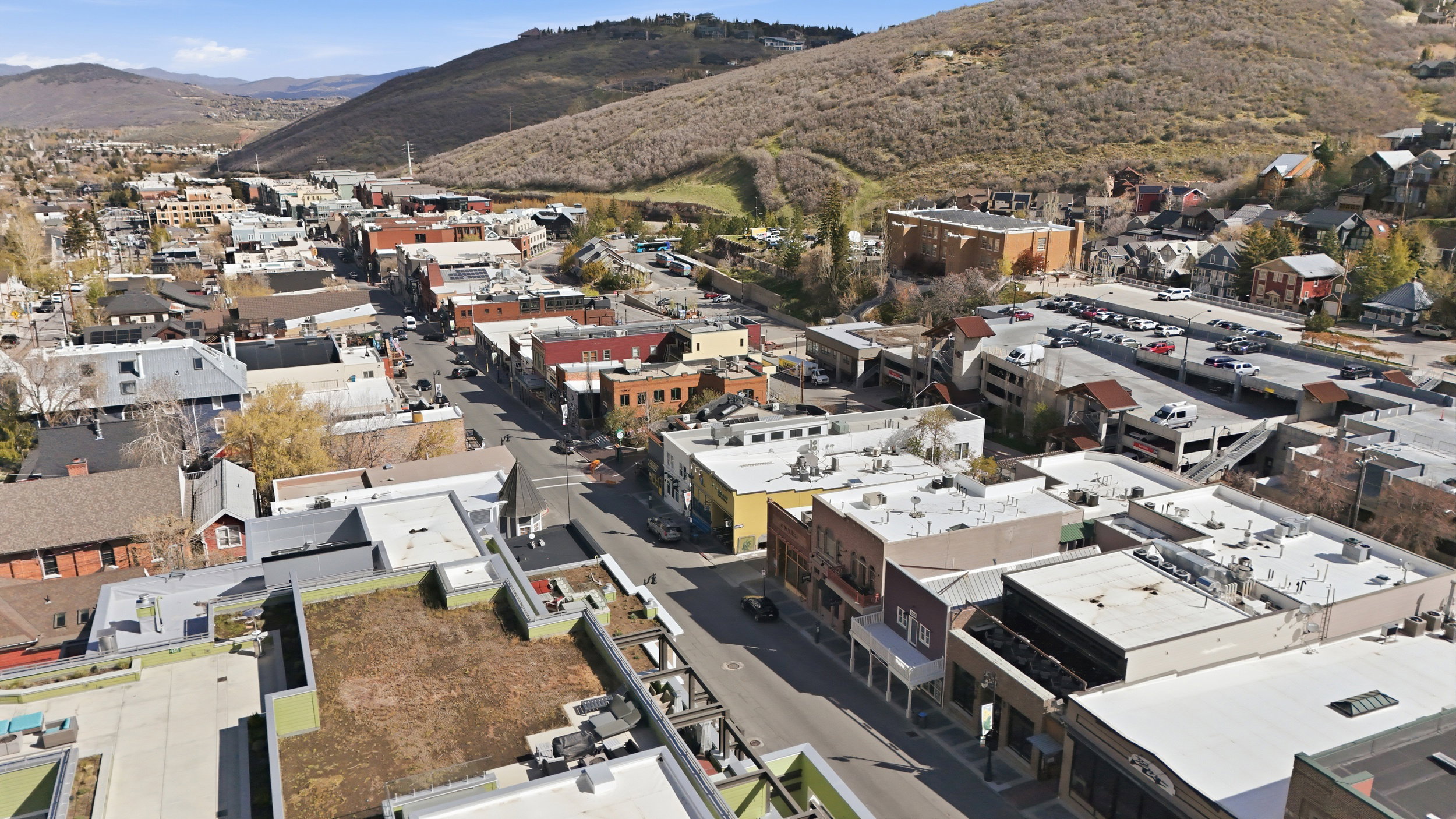 Aerial overview of property's location featuring a mountain backdrop