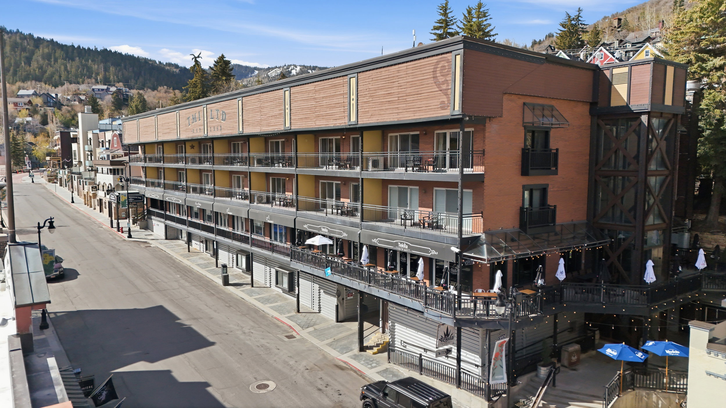 View of apartment building / complex featuring a mountain view