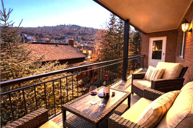 Balcony with an outdoor lounge area