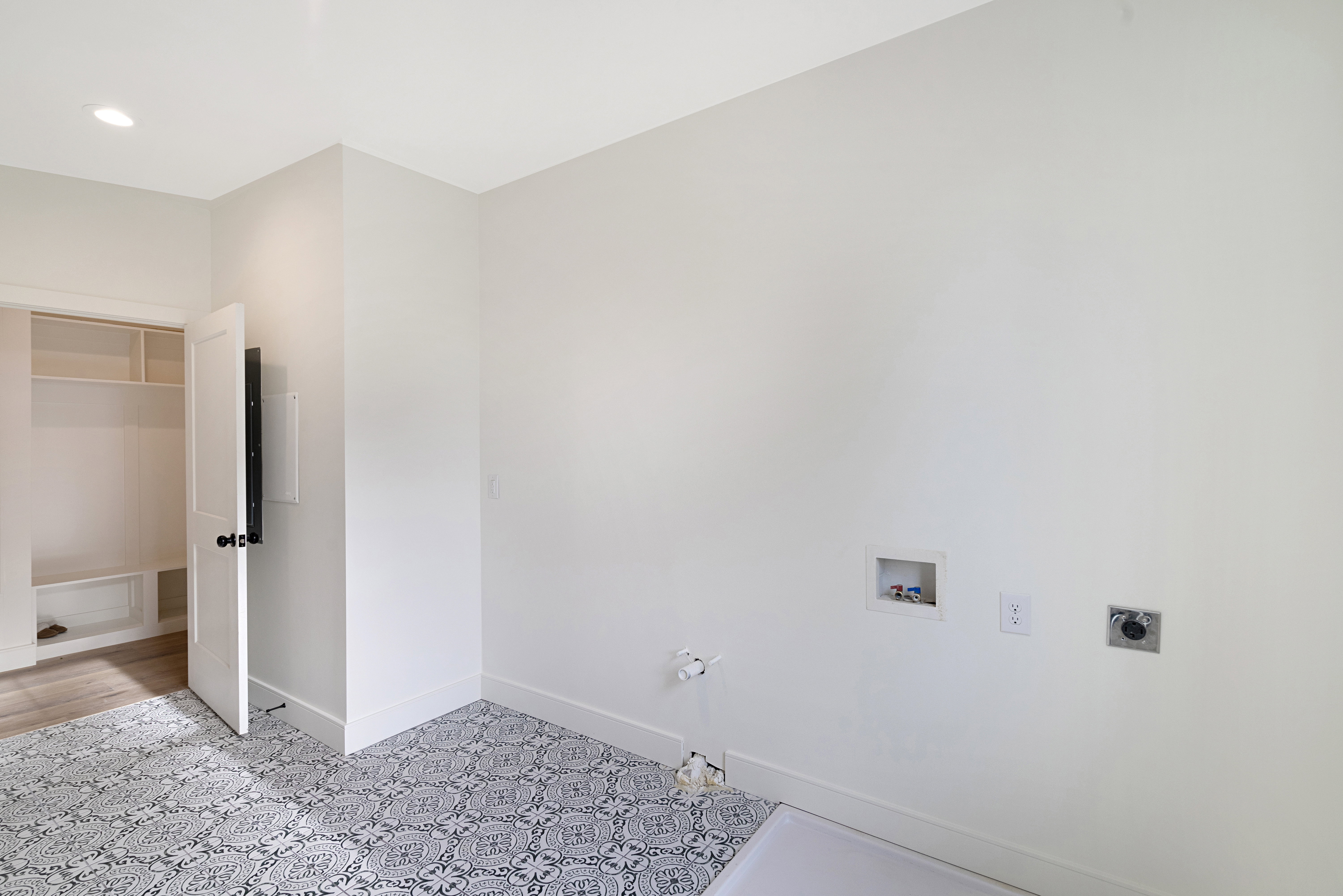 Laundry area with electric dryer hookup and washer hookup