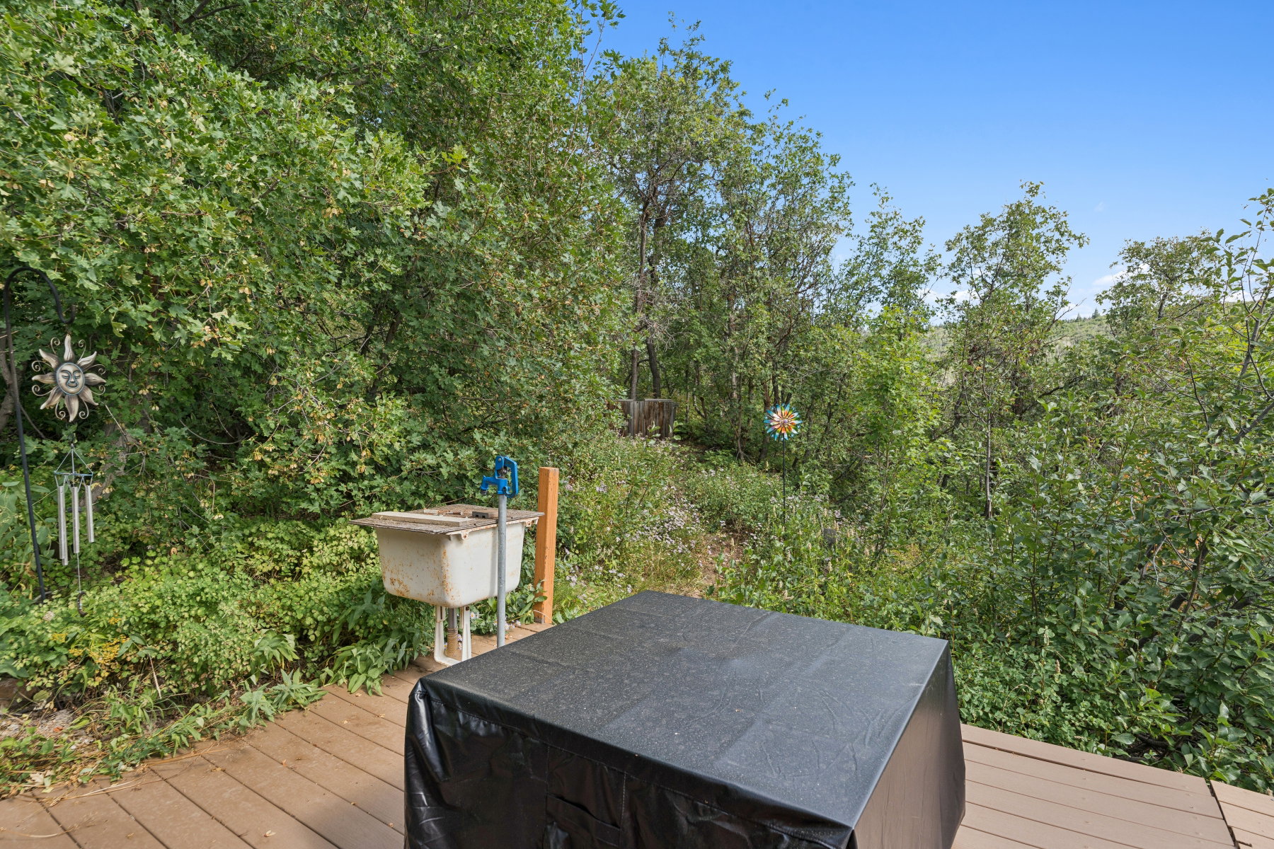 Deck featuring a jacuzzi