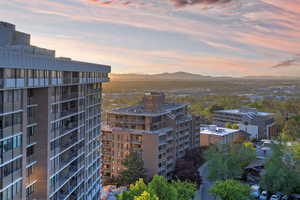 City view featuring a mountainous background