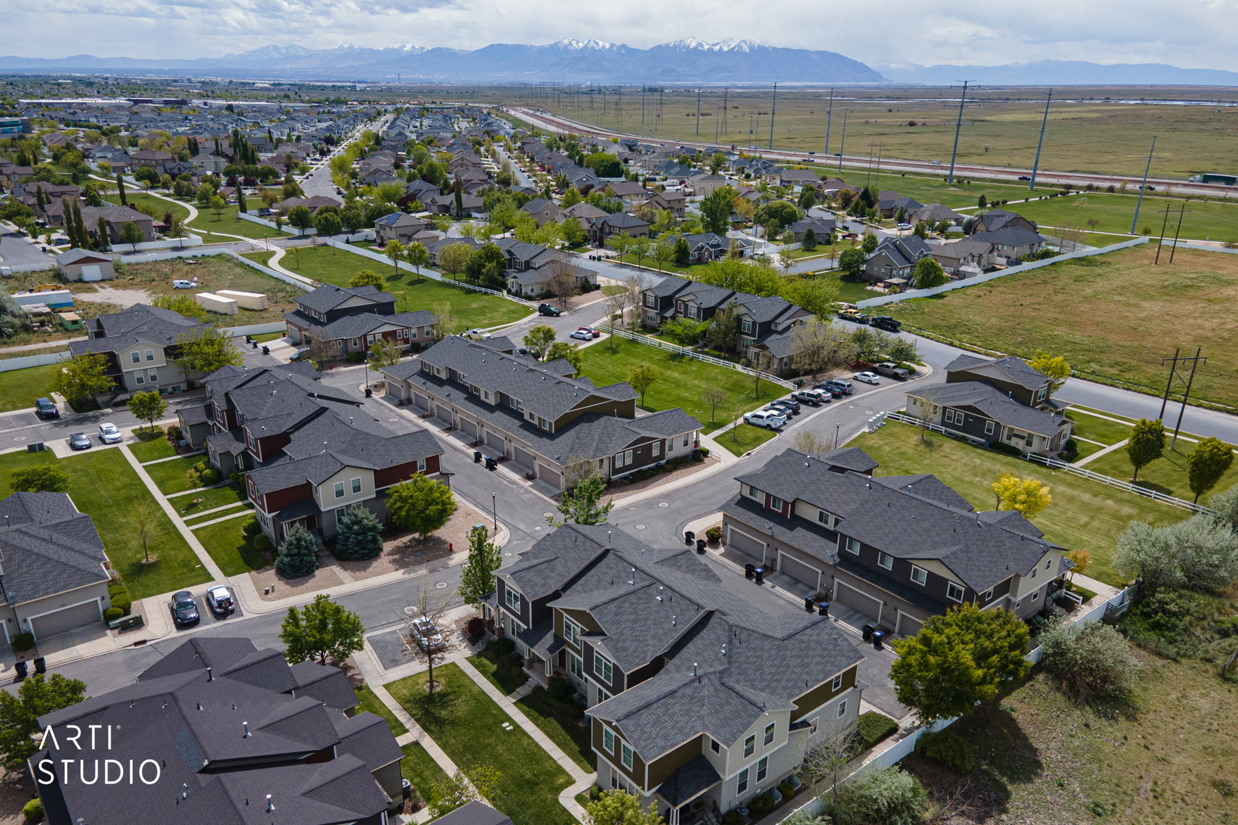 Aerial view of property's location featuring nearby suburban area and mountains