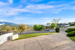 View of yard with a residential view and a mountain view