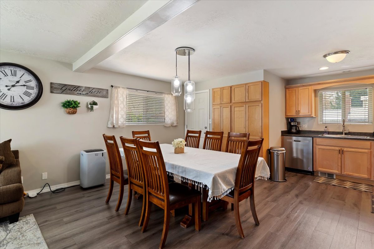 Dining & Kitchen area