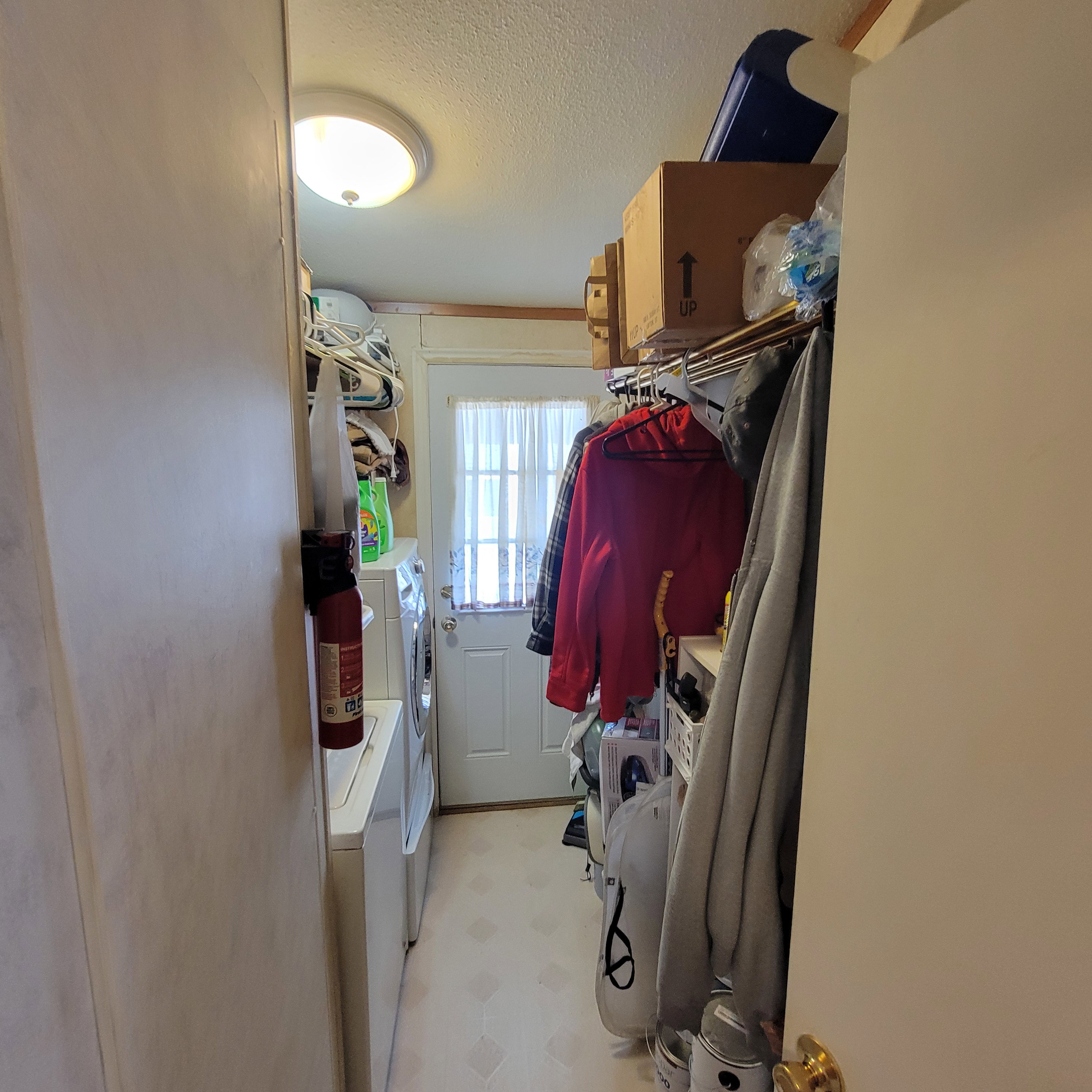 Laundry room featuring light flooring, independent washer and dryer, and a textured ceiling