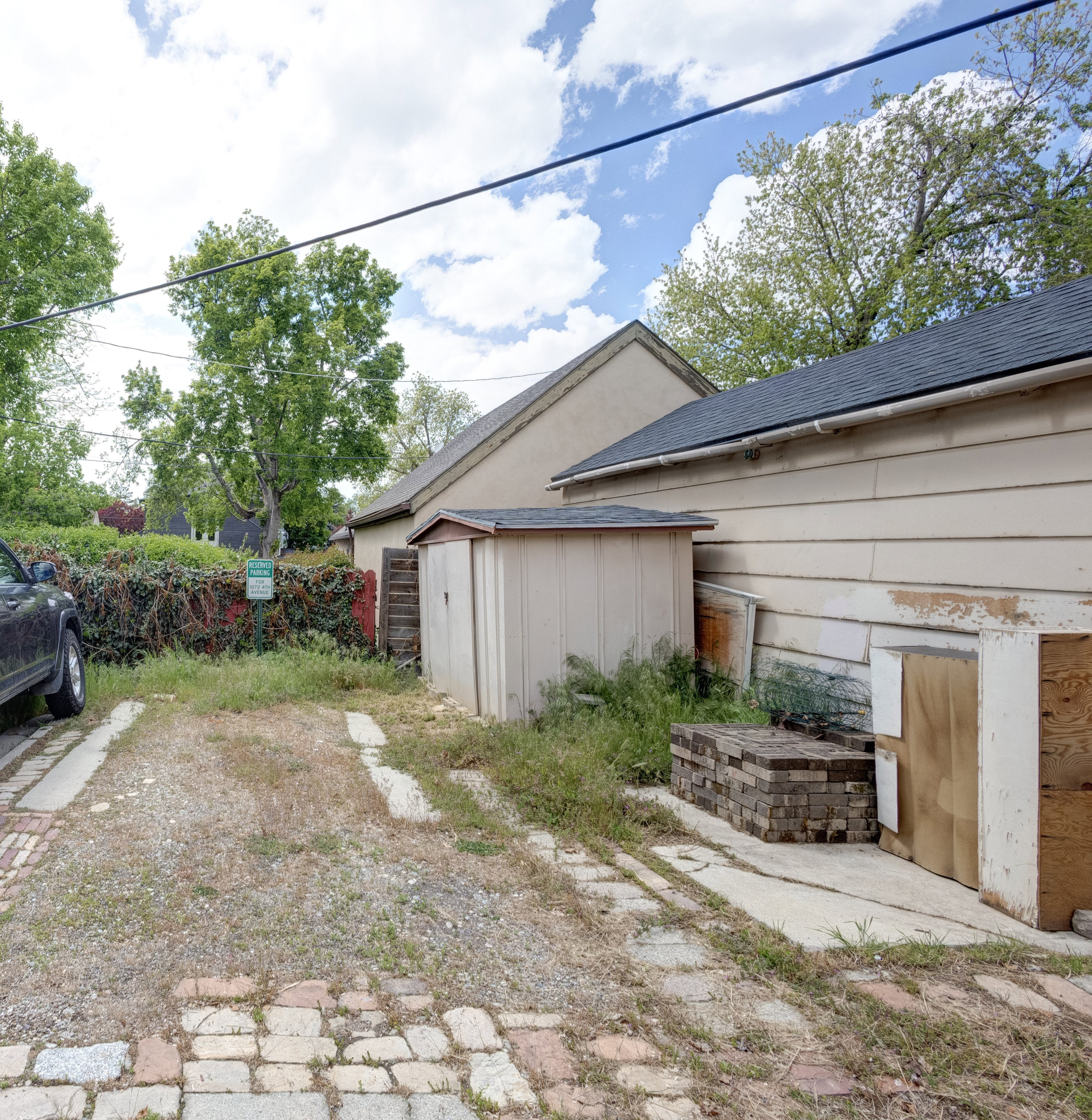 Additional parking space next to the garage.