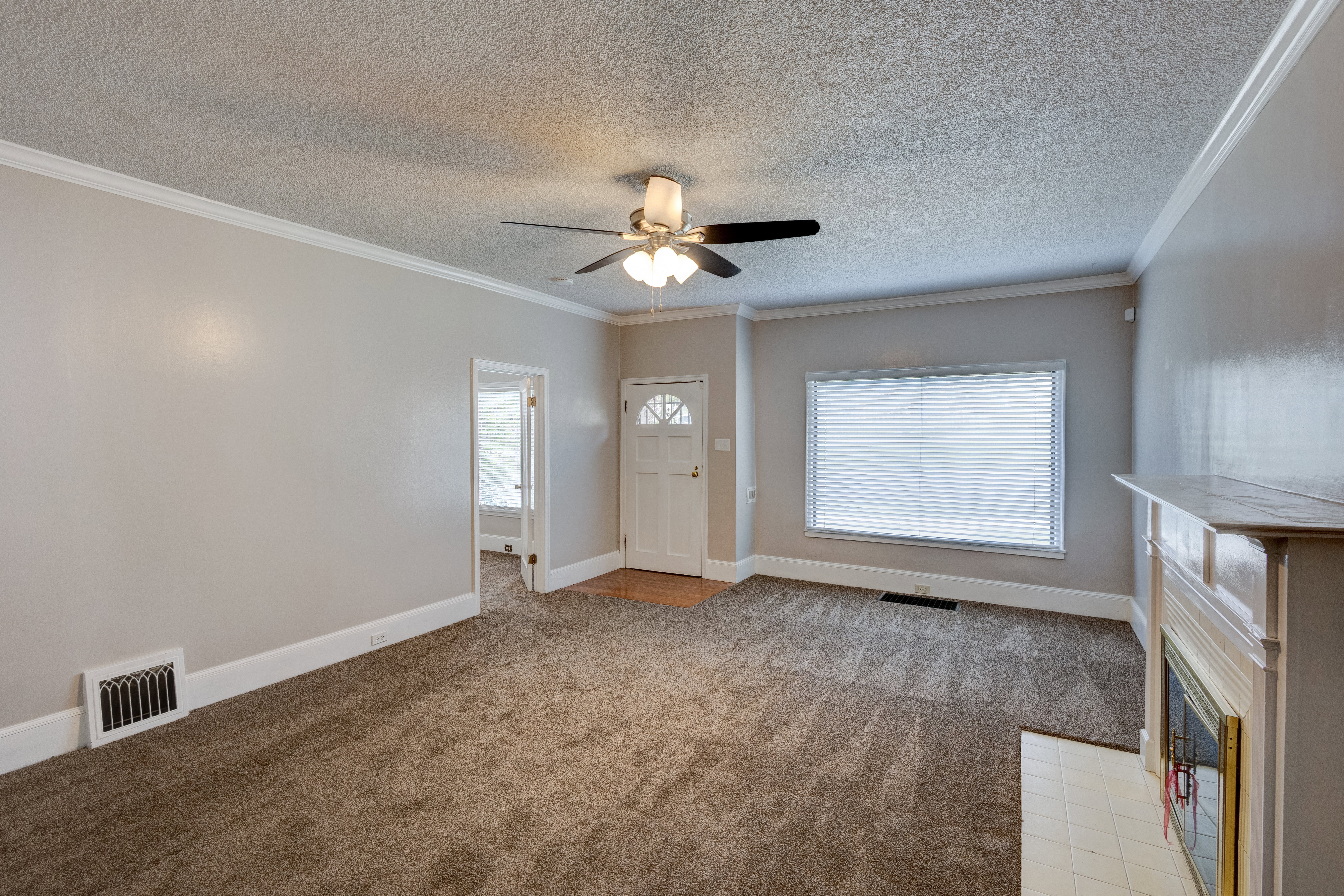 Livingroom with fireplace.