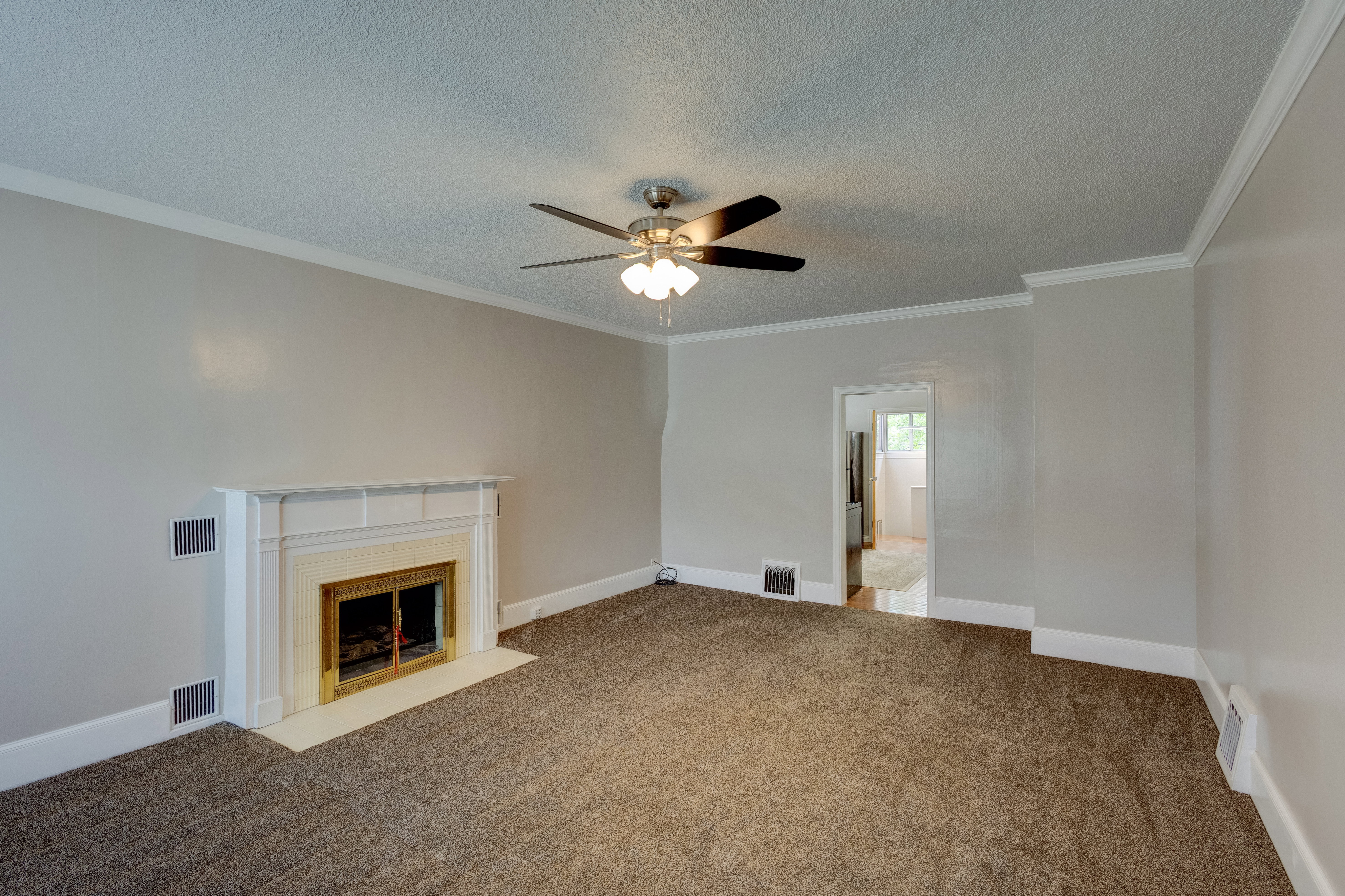 Livingroom with fireplace.