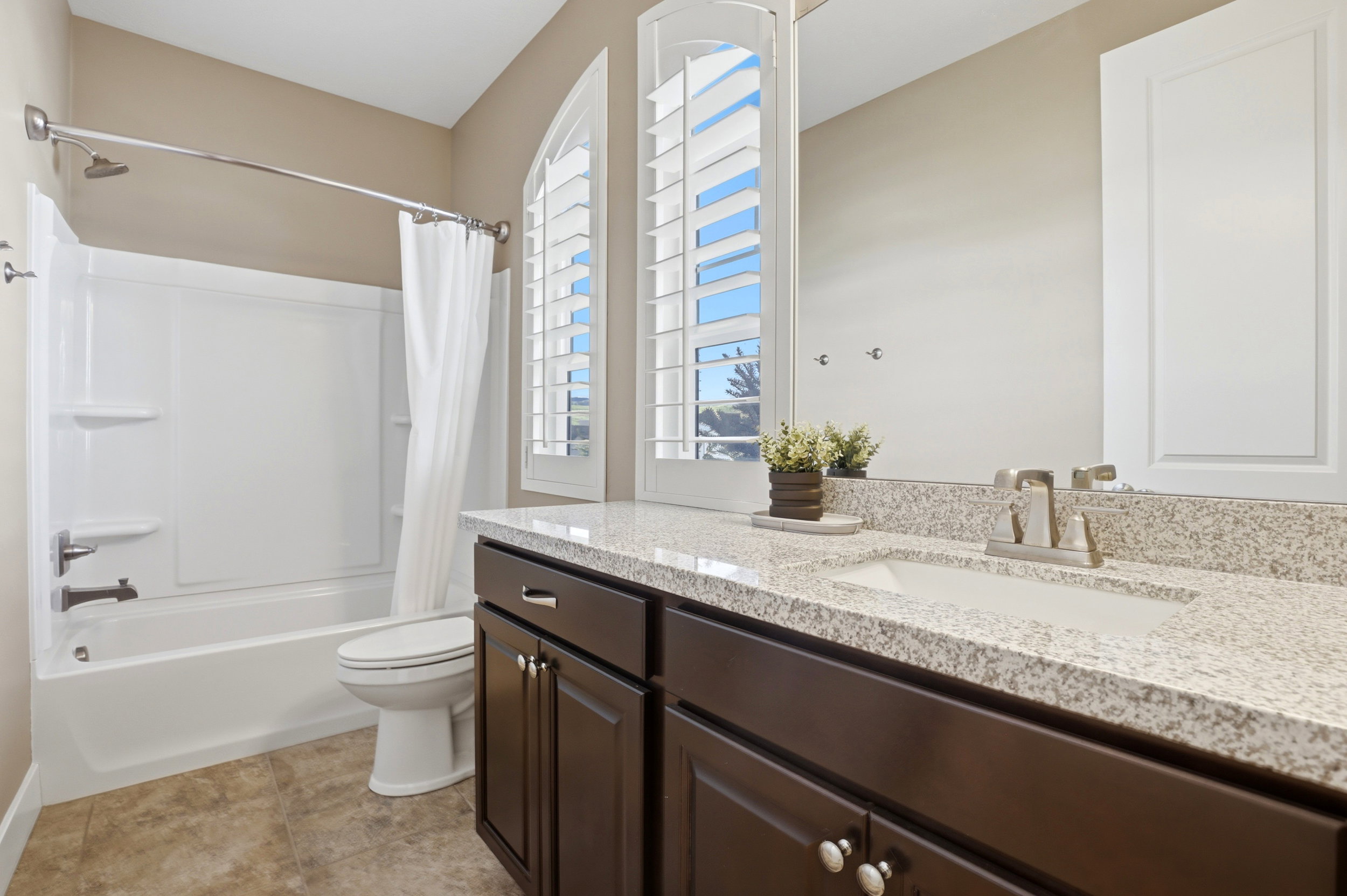 Full bath with vanity and shower / bath combo with shower curtain