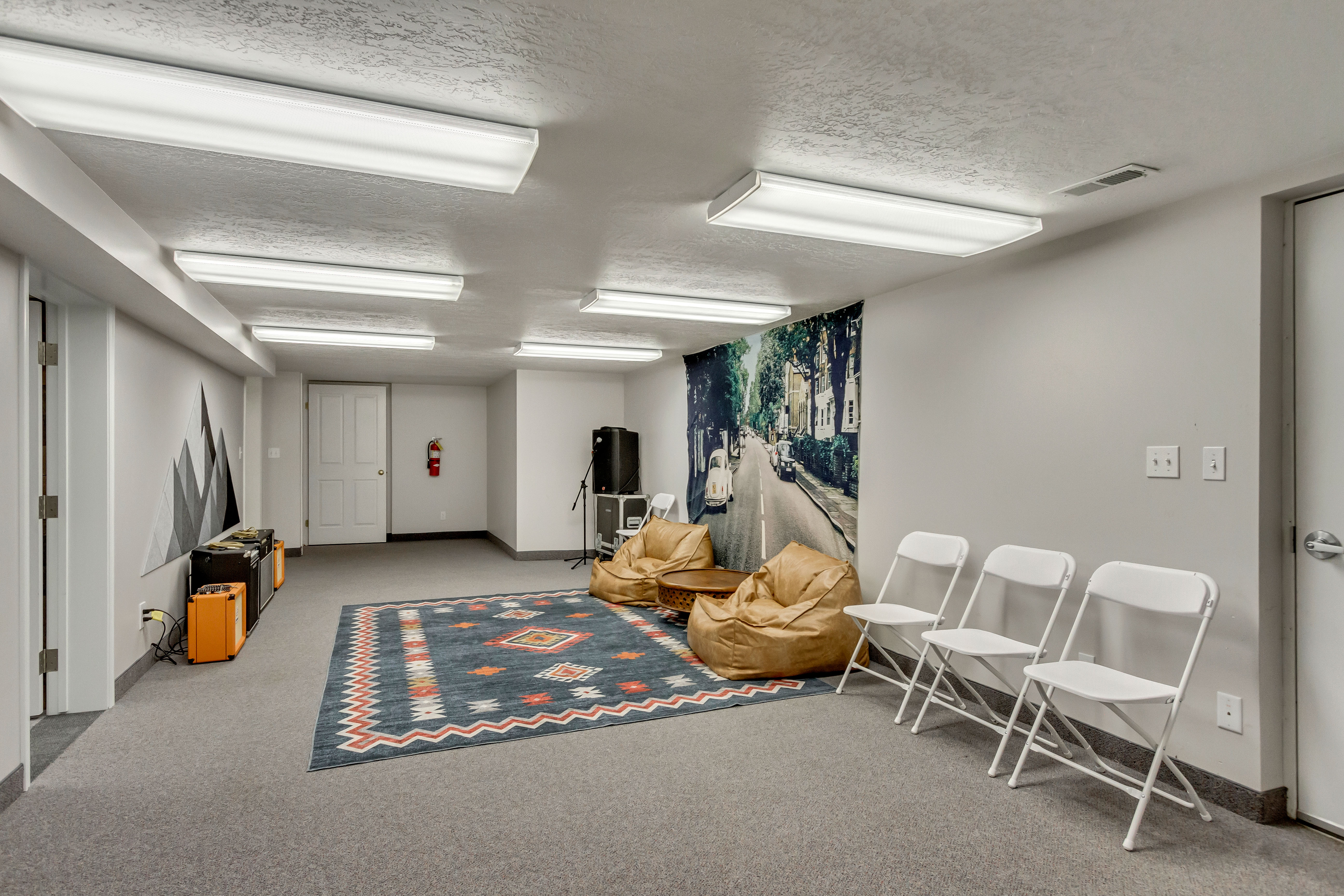 Playroom with a textured ceiling