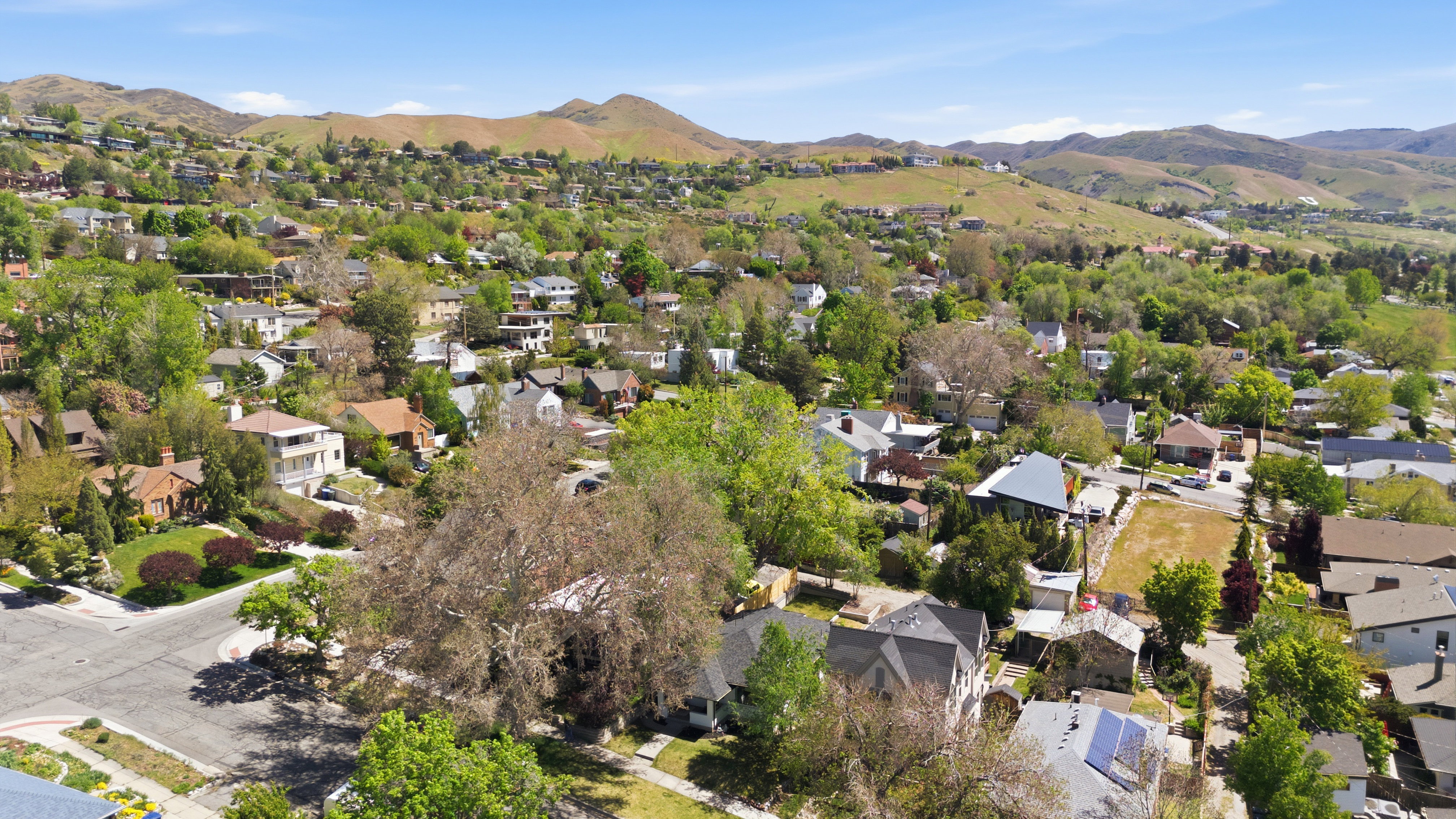 Aerial overview of property's location featuring a mountainous background and nearby suburban area