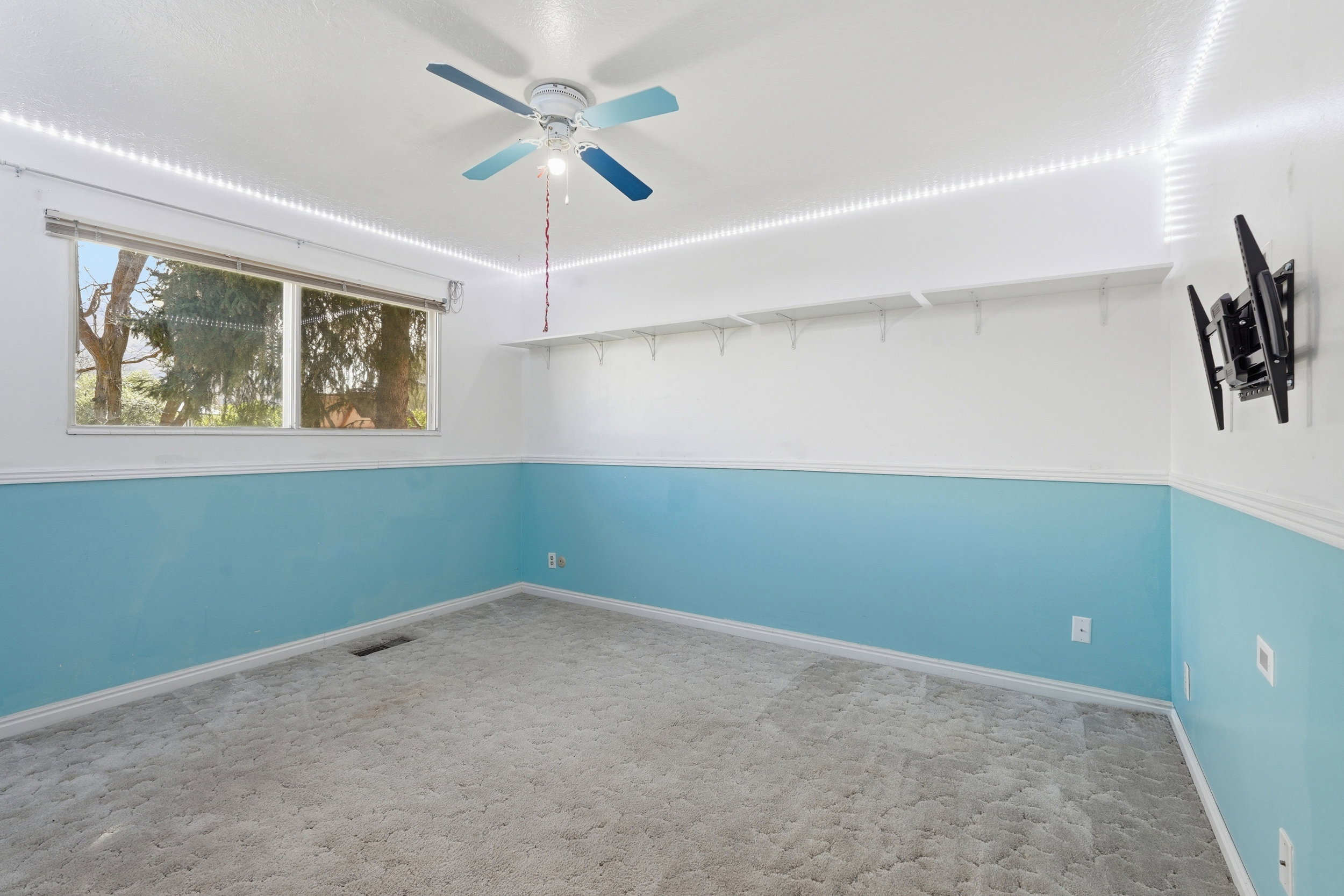Unfurnished room with carpet flooring and ceiling fan