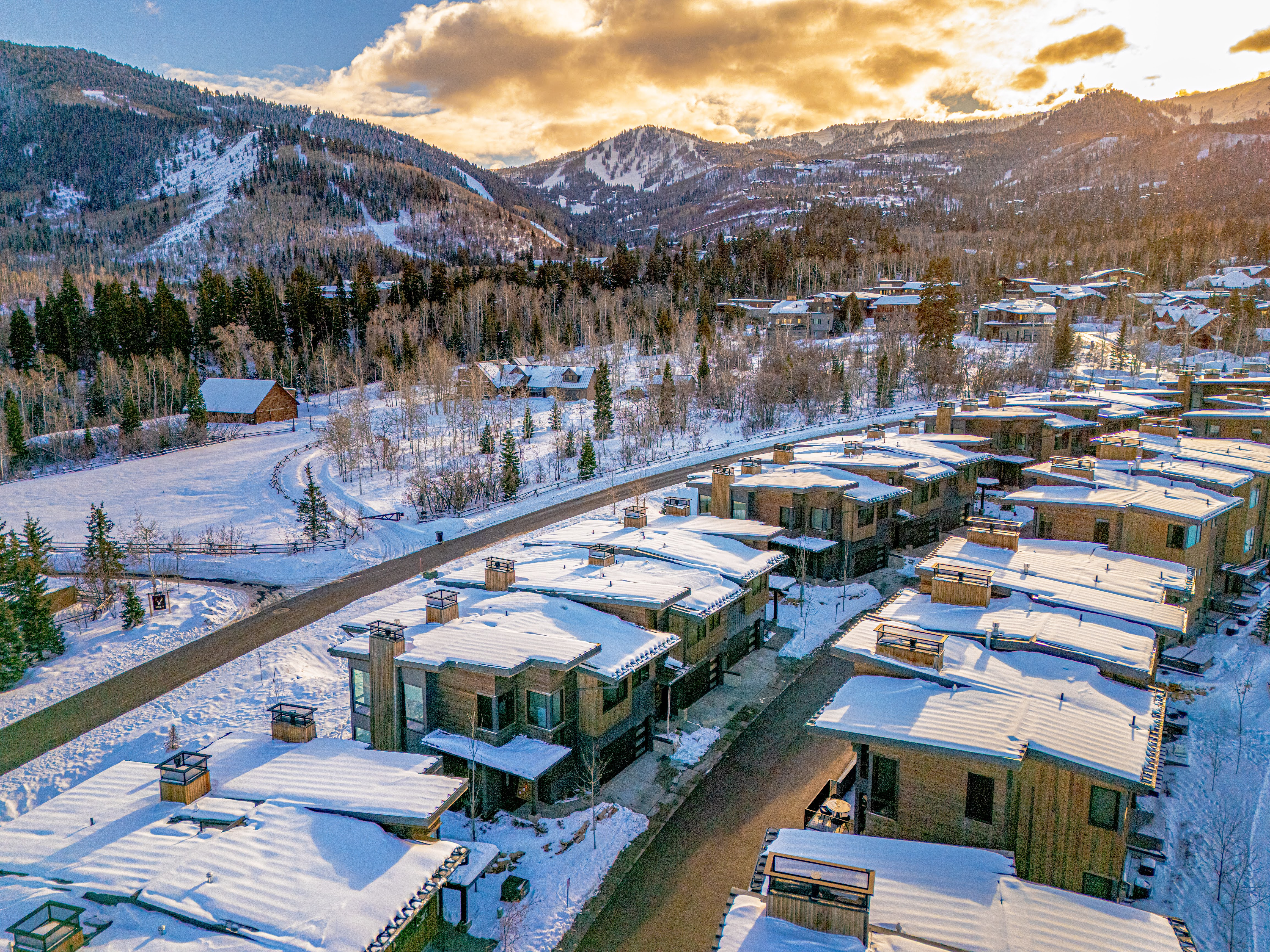 Snowy aerial view featuring a mountain view
