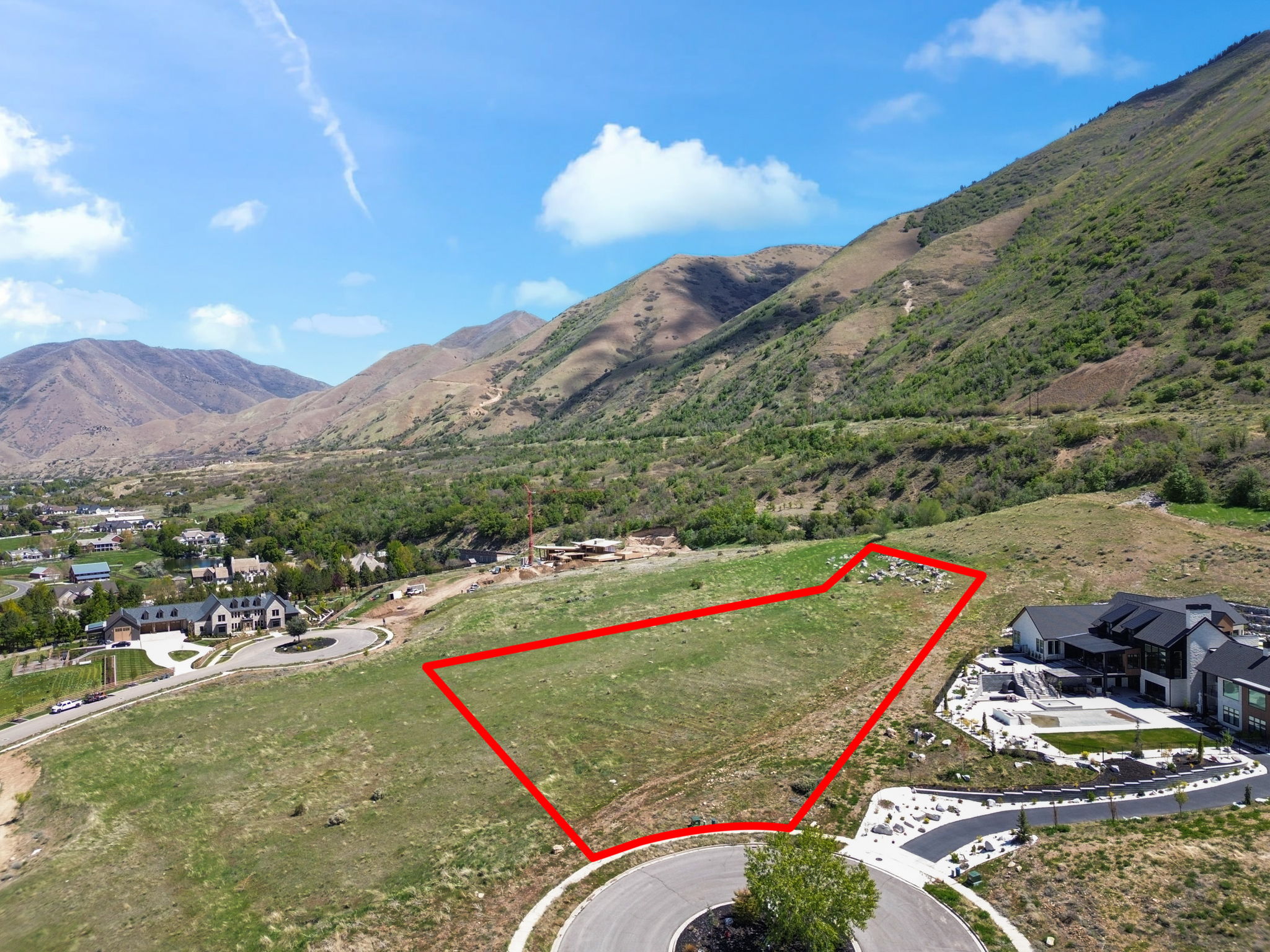 Aerial view of property's location featuring property parcel outlined and mountains