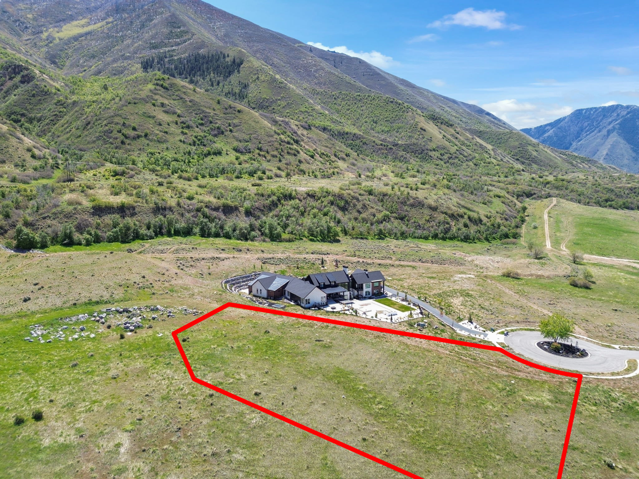 View of property location featuring property boundaries highlighted and a mountain backdrop