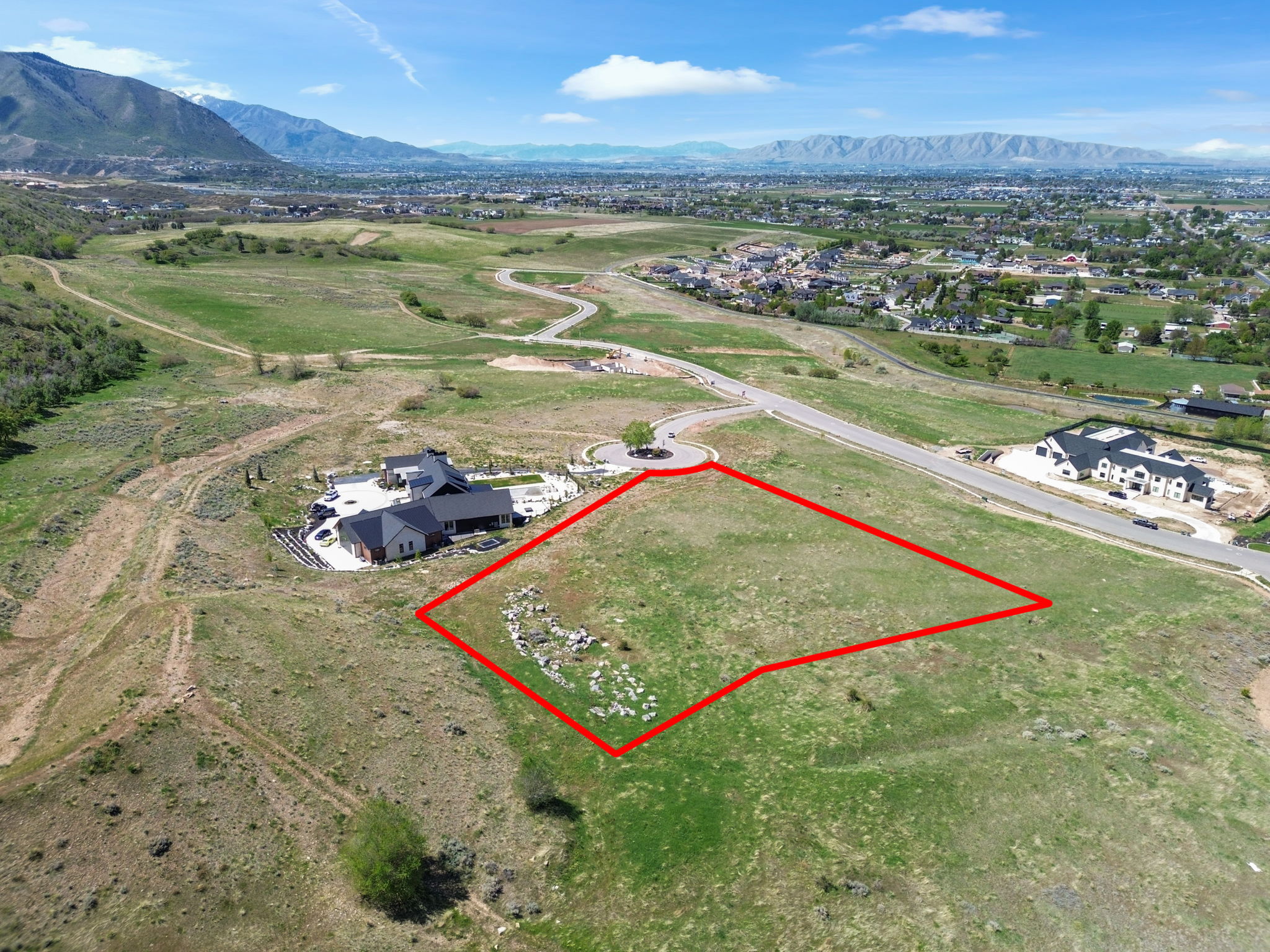 Aerial overview of property's location with property boundaries highlighted and a mountain backdrop