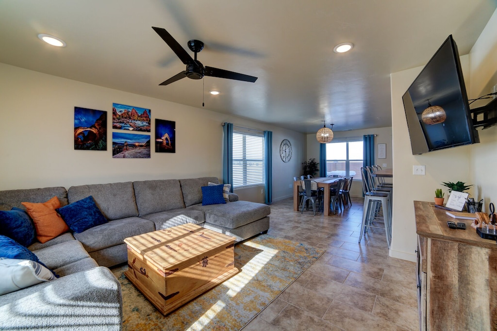 Living area with ceiling fan and recessed lighting
