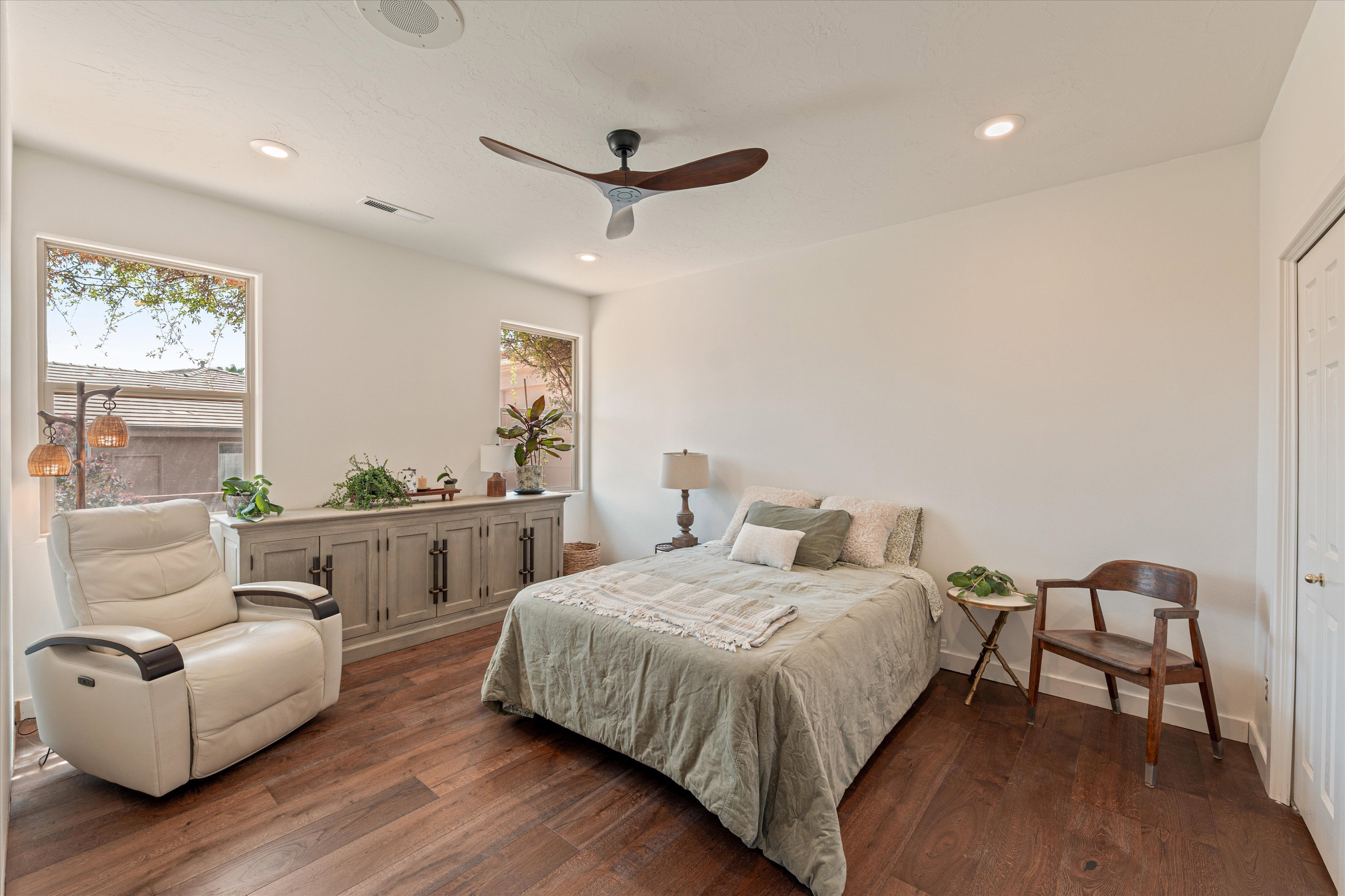 Bedroom featuring dark wood finished floors, a ceiling fan, and recessed lighting