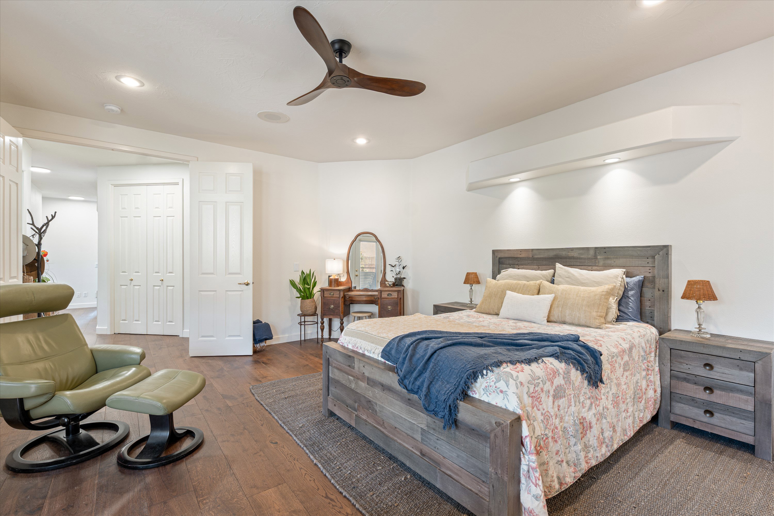 Spacious room featuring wood-finish flooring, recessed lighting, and a ceiling fan