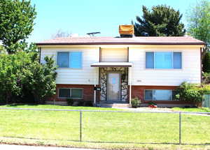Bi-level home featuring a fenced front yard