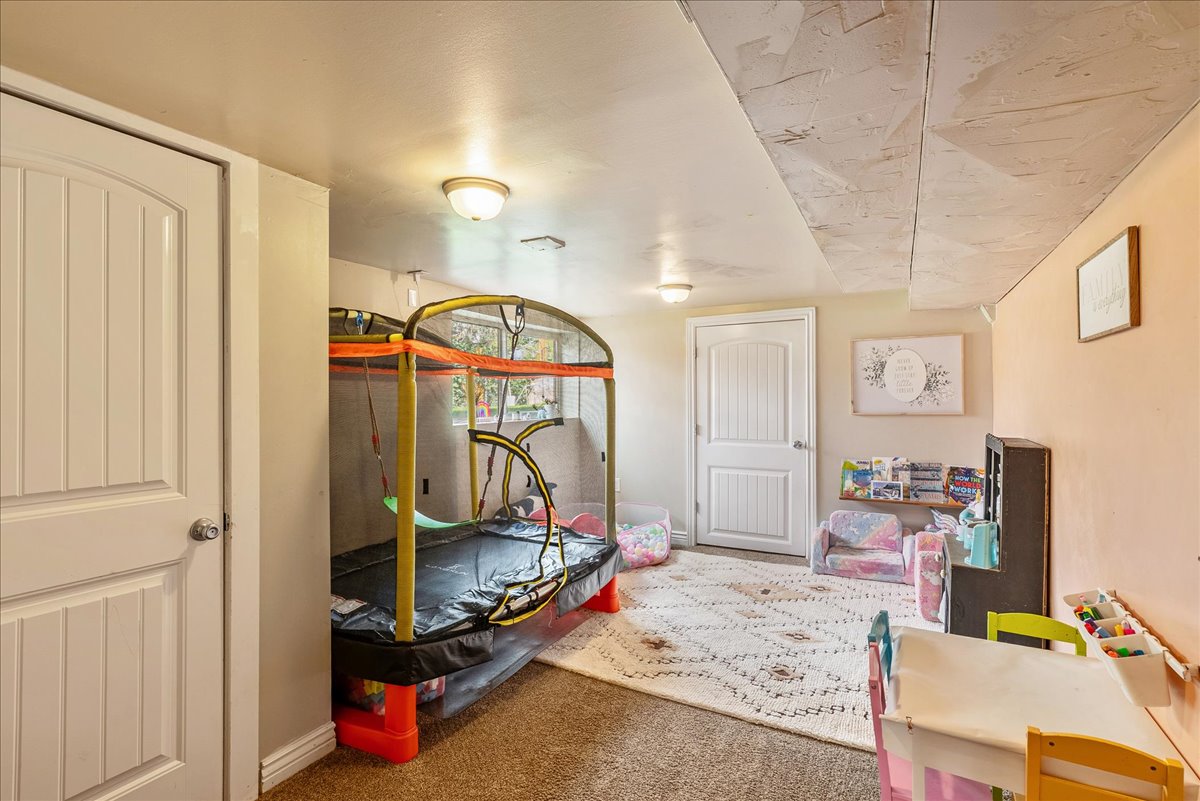 Rec room with carpet flooring and baseboards