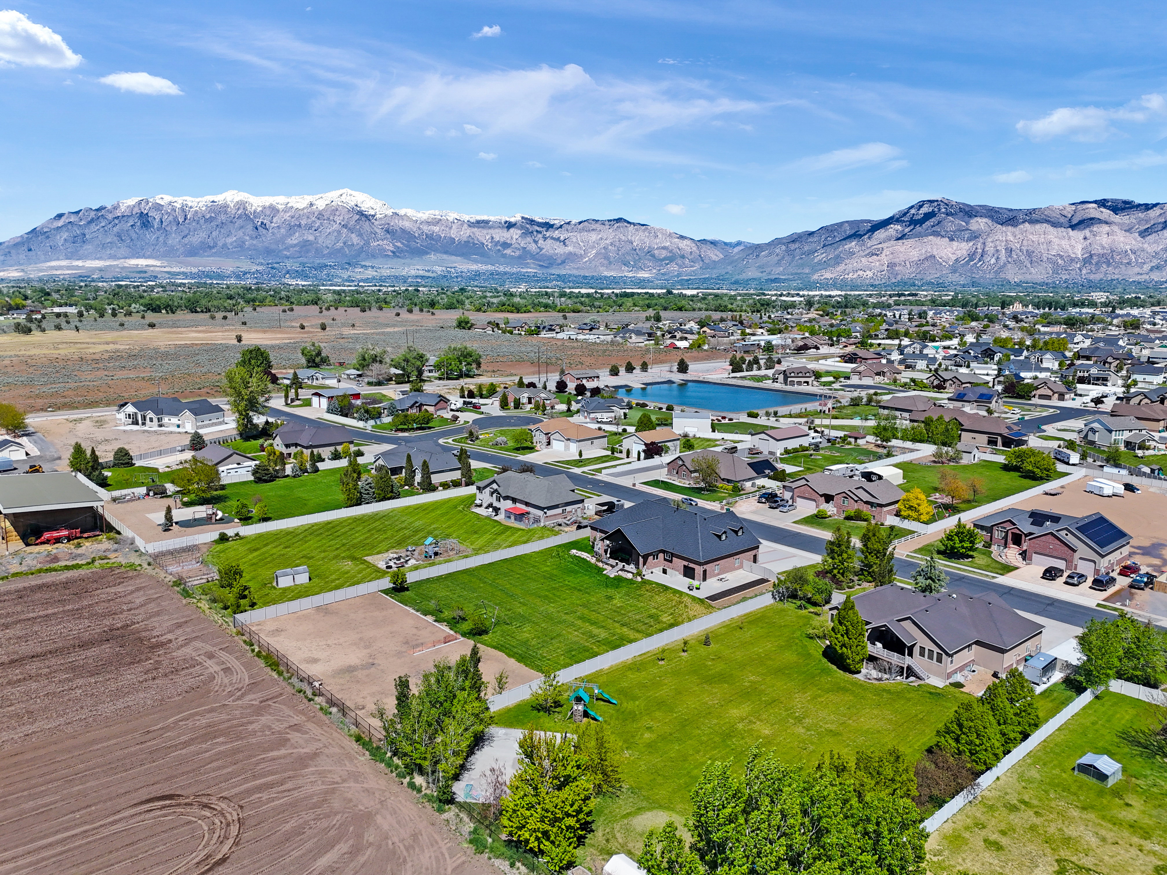 Aerial view of property's location featuring a mountain backdrop and nearby suburban area