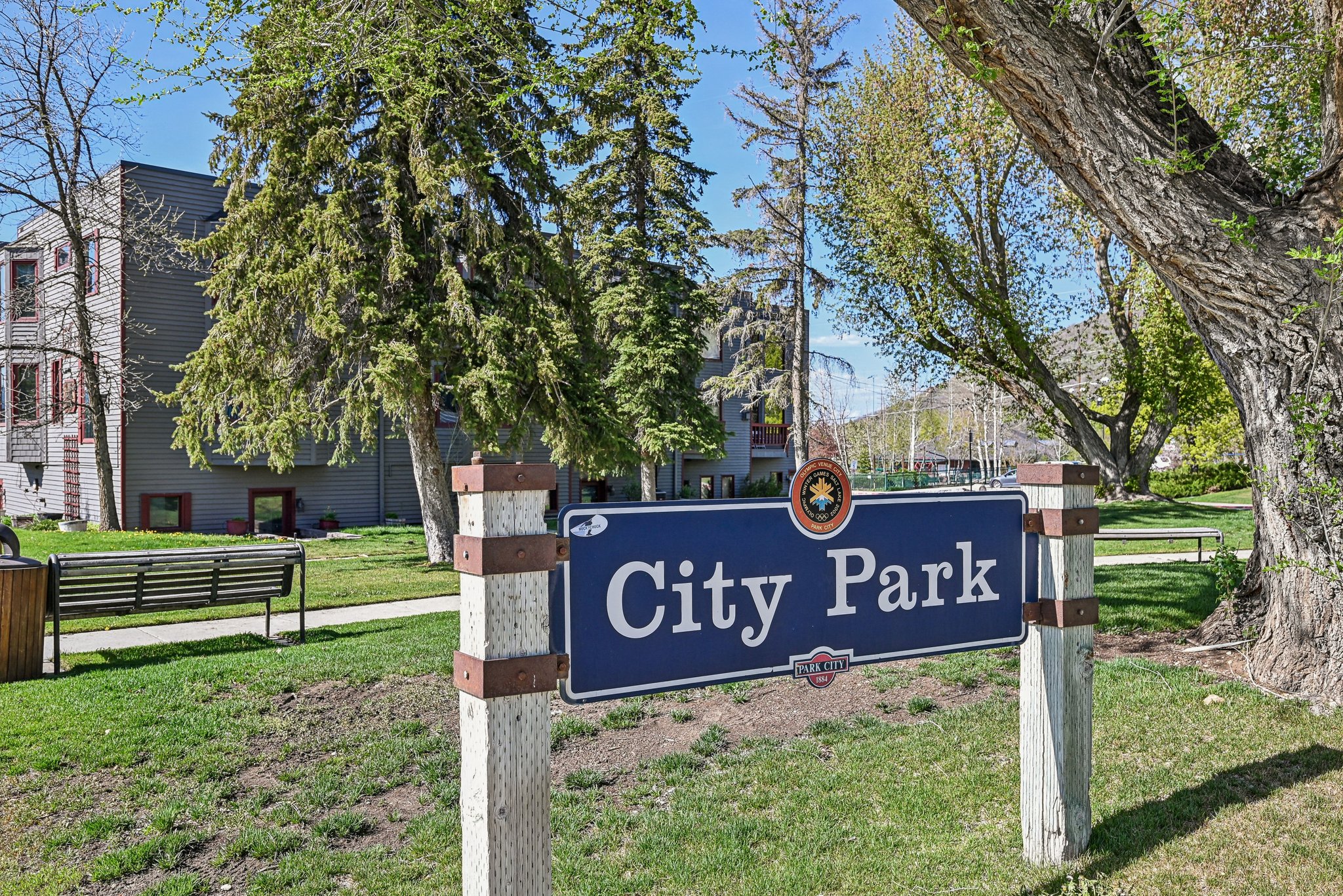 Community sign featuring a yard