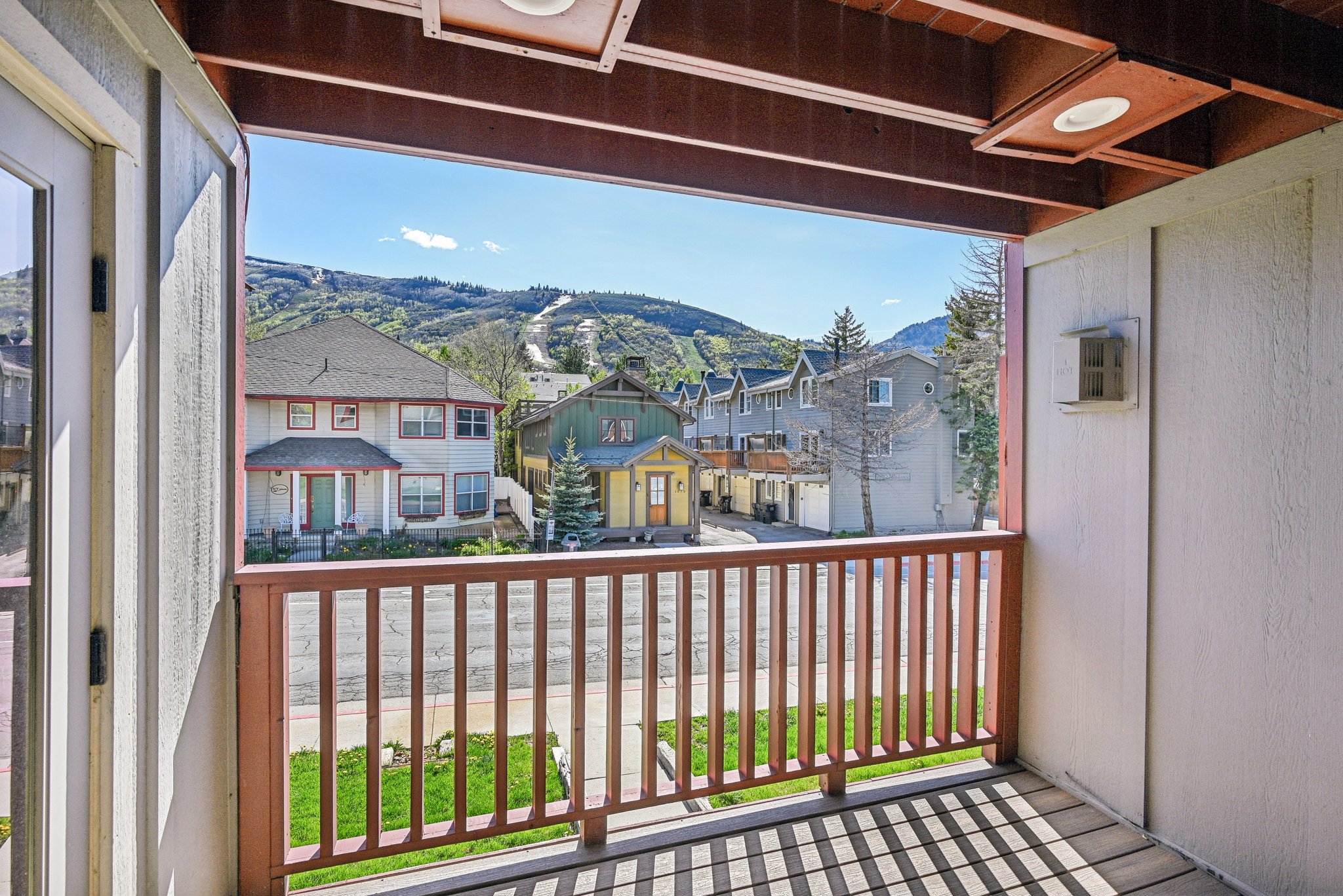 Balcony featuring a mountain view