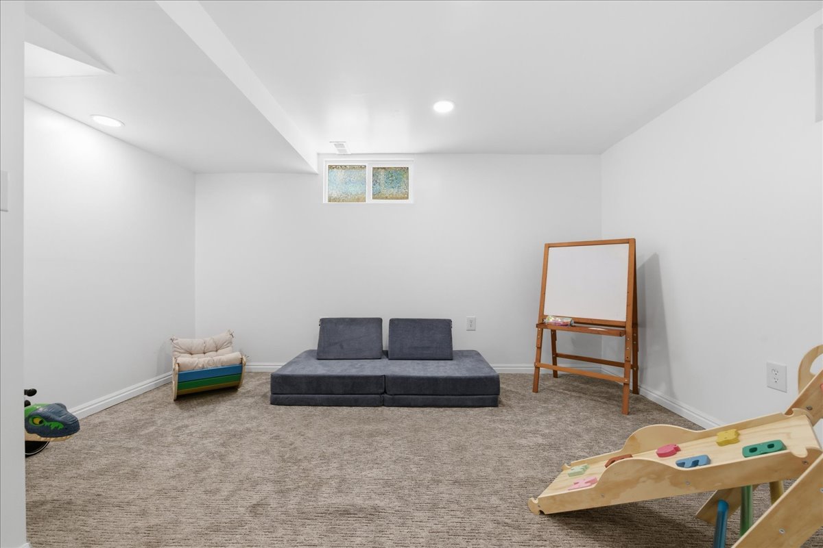 Living area featuring carpet and recessed lighting