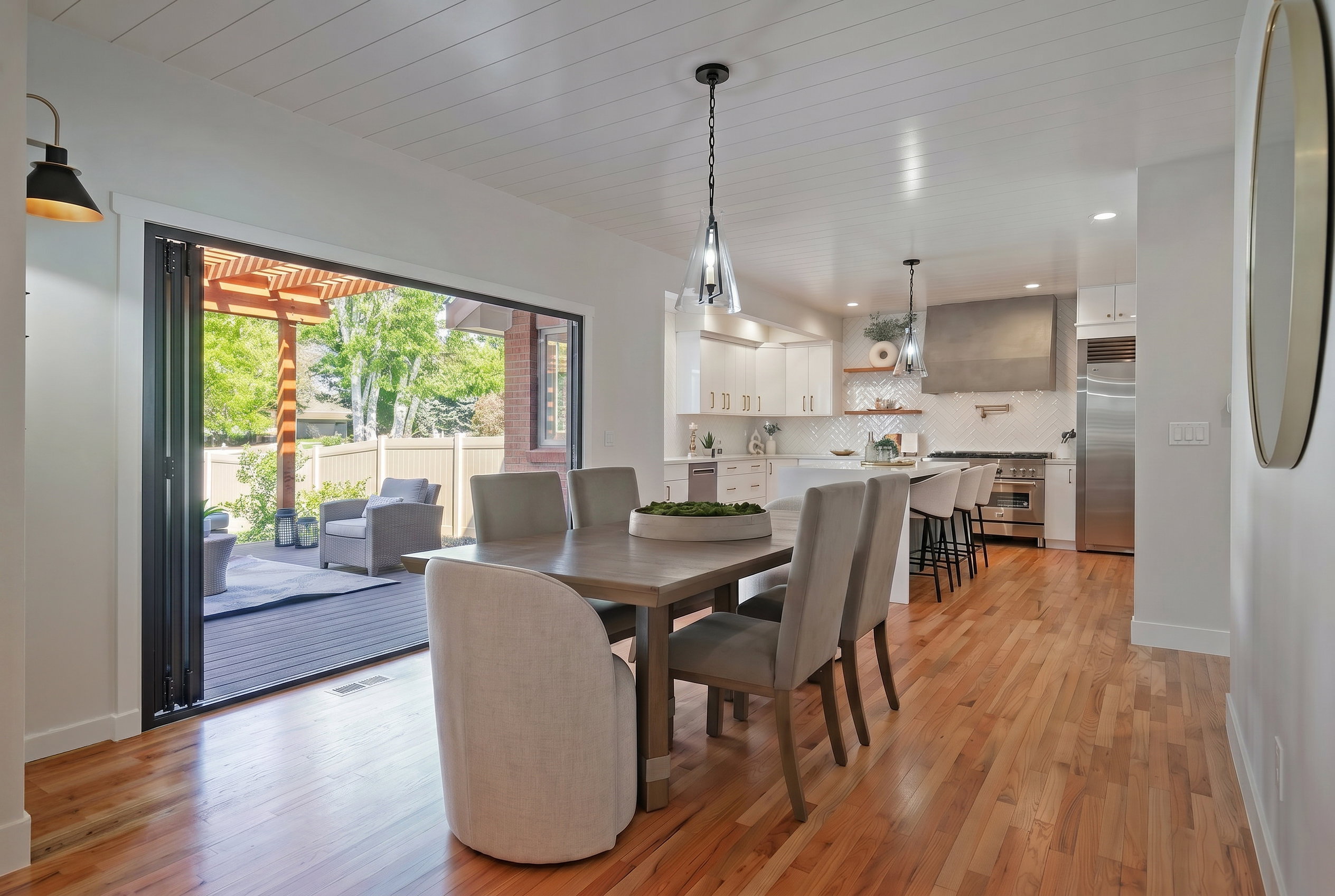 Indoor/outdoor dining -perfect for seamless entertaining!