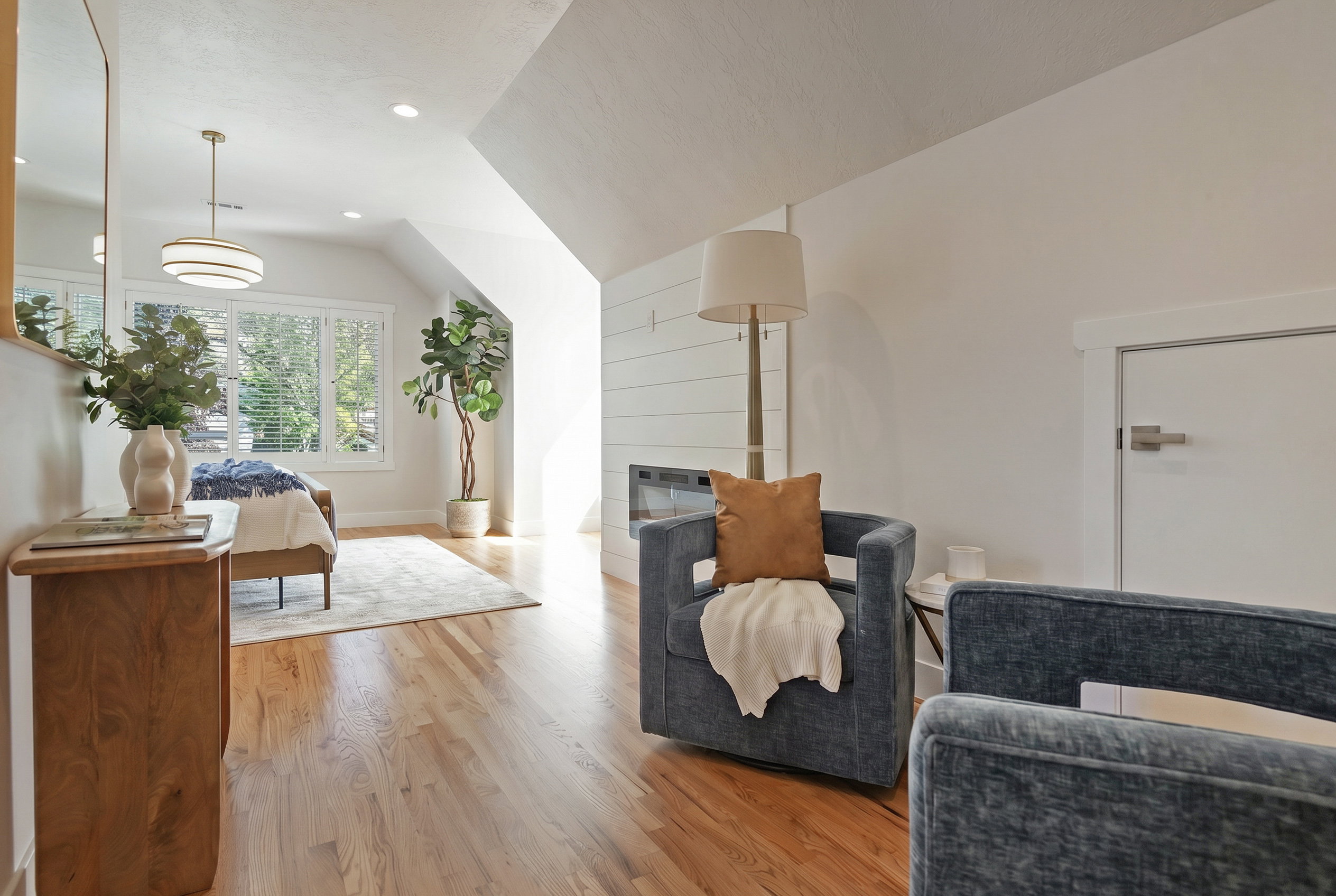 Huge primary suite w/Sitting room