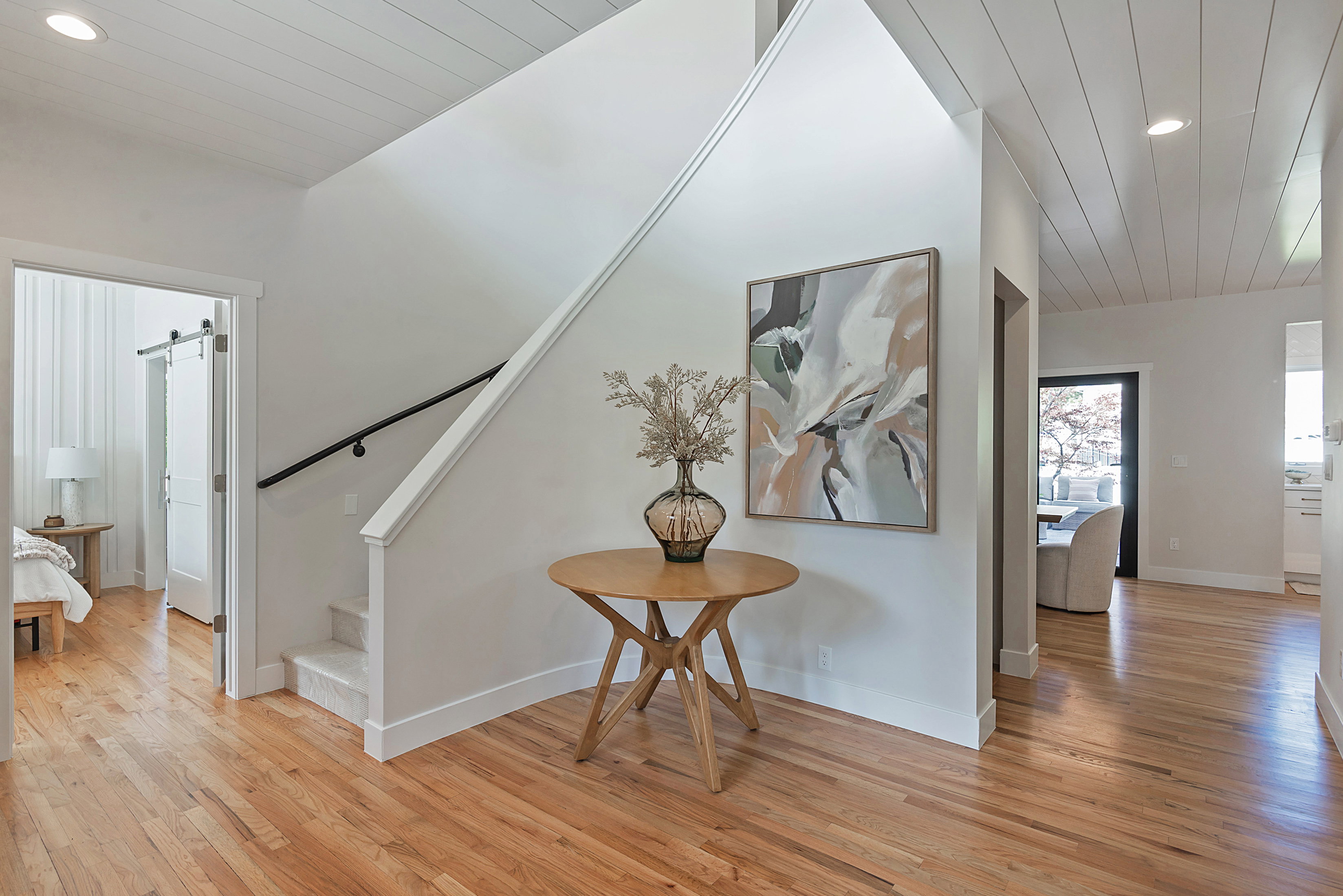 Beautiful entry with curved stairway
