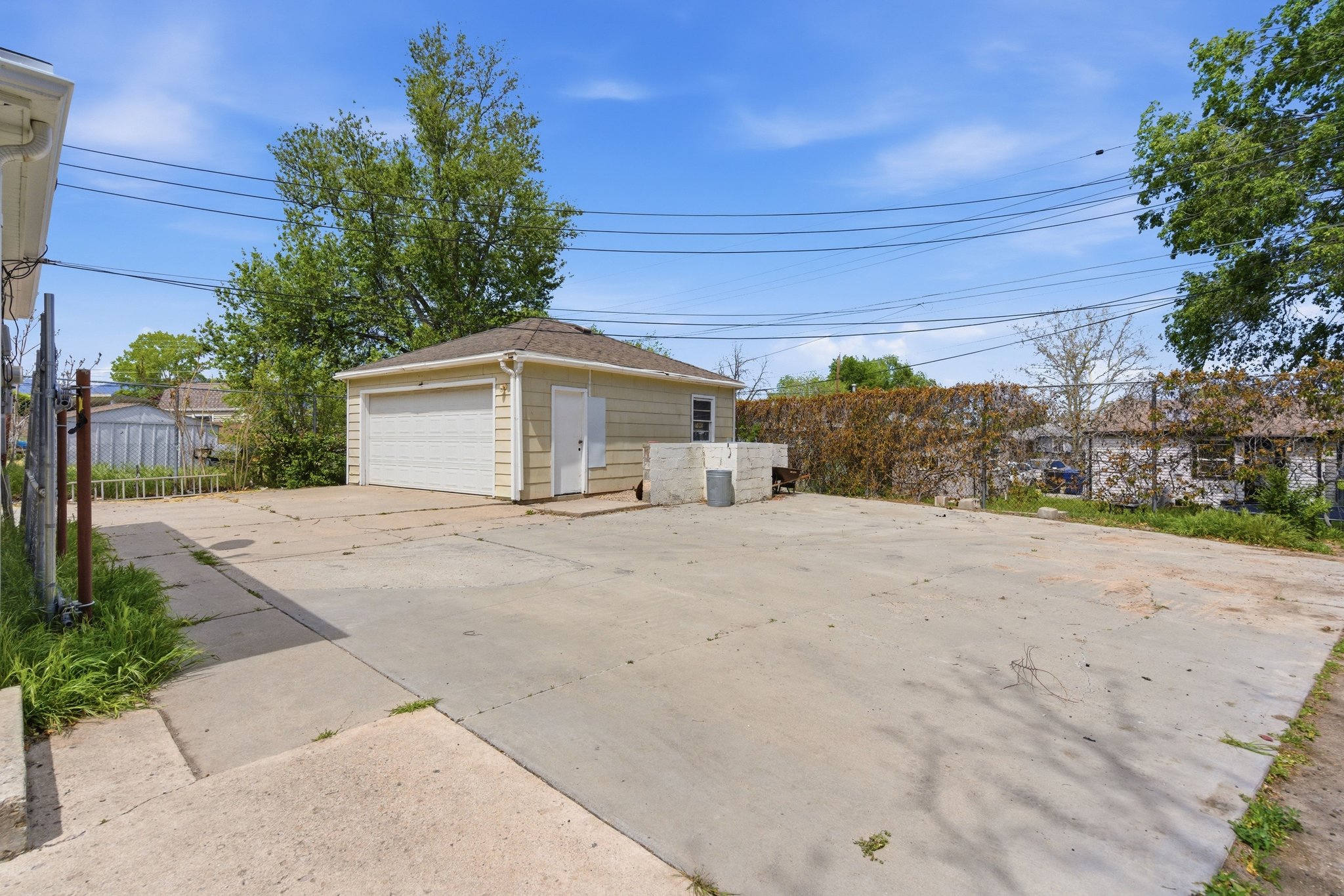 Detached garage with a roll-up door and side entry