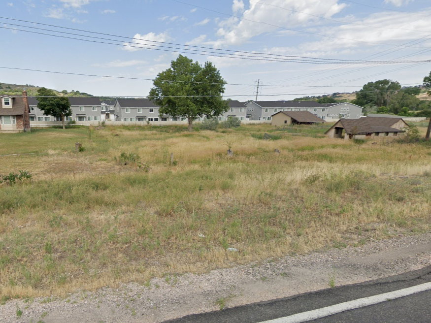 View of yard with a residential view