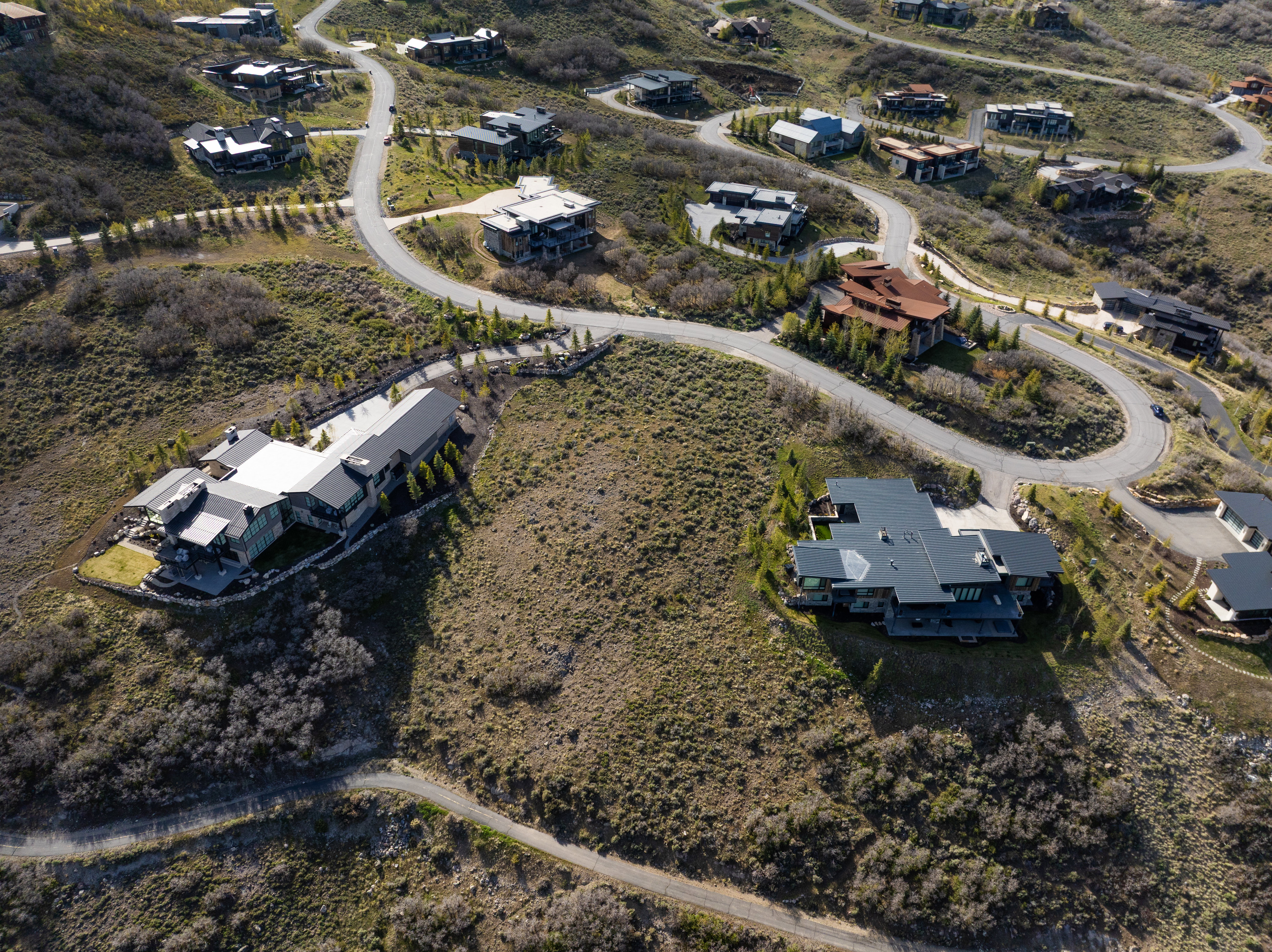 Hillside community featuring paved roads and contemporary residences