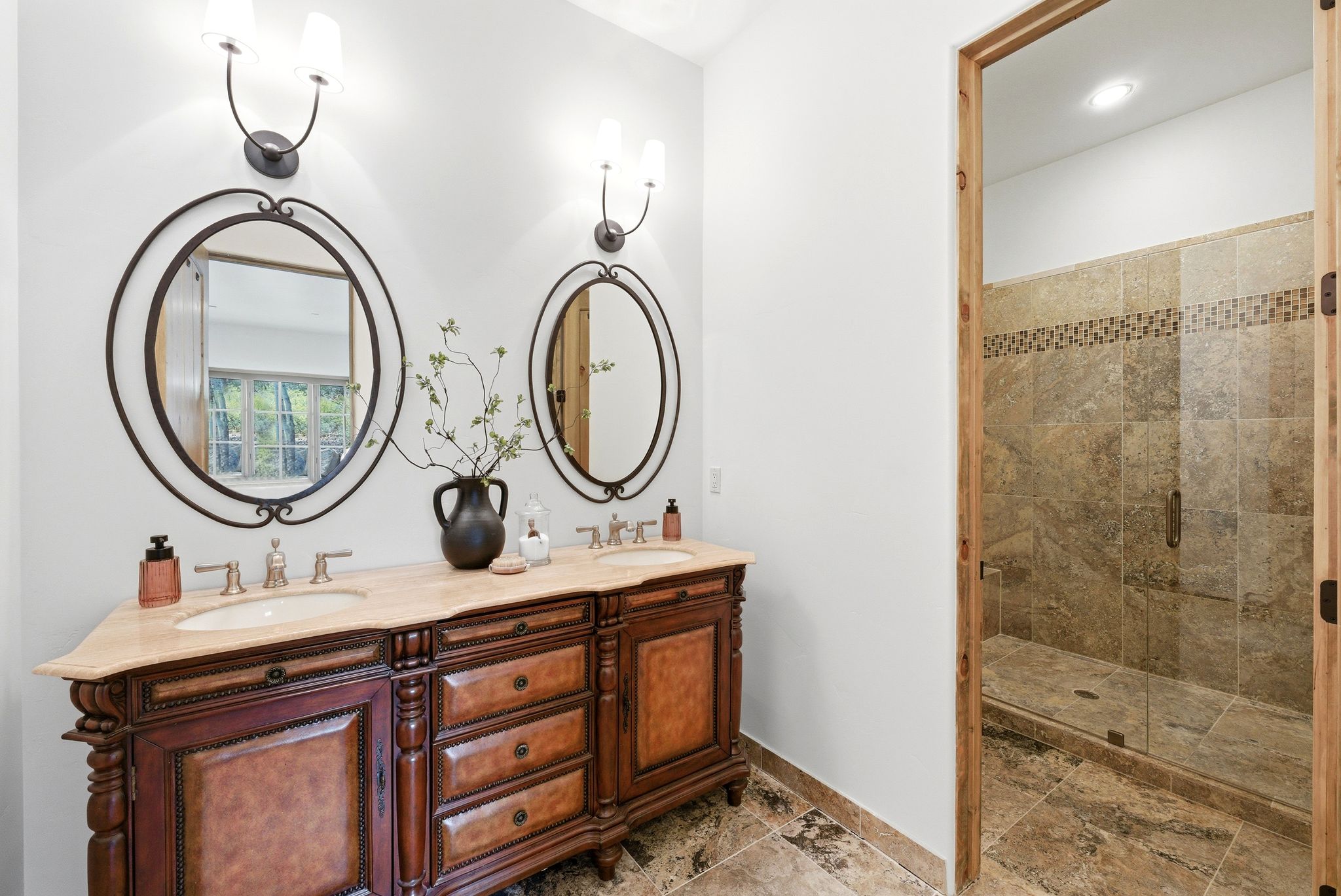 Ensuite Bedroom 3 with Walk-in Closet