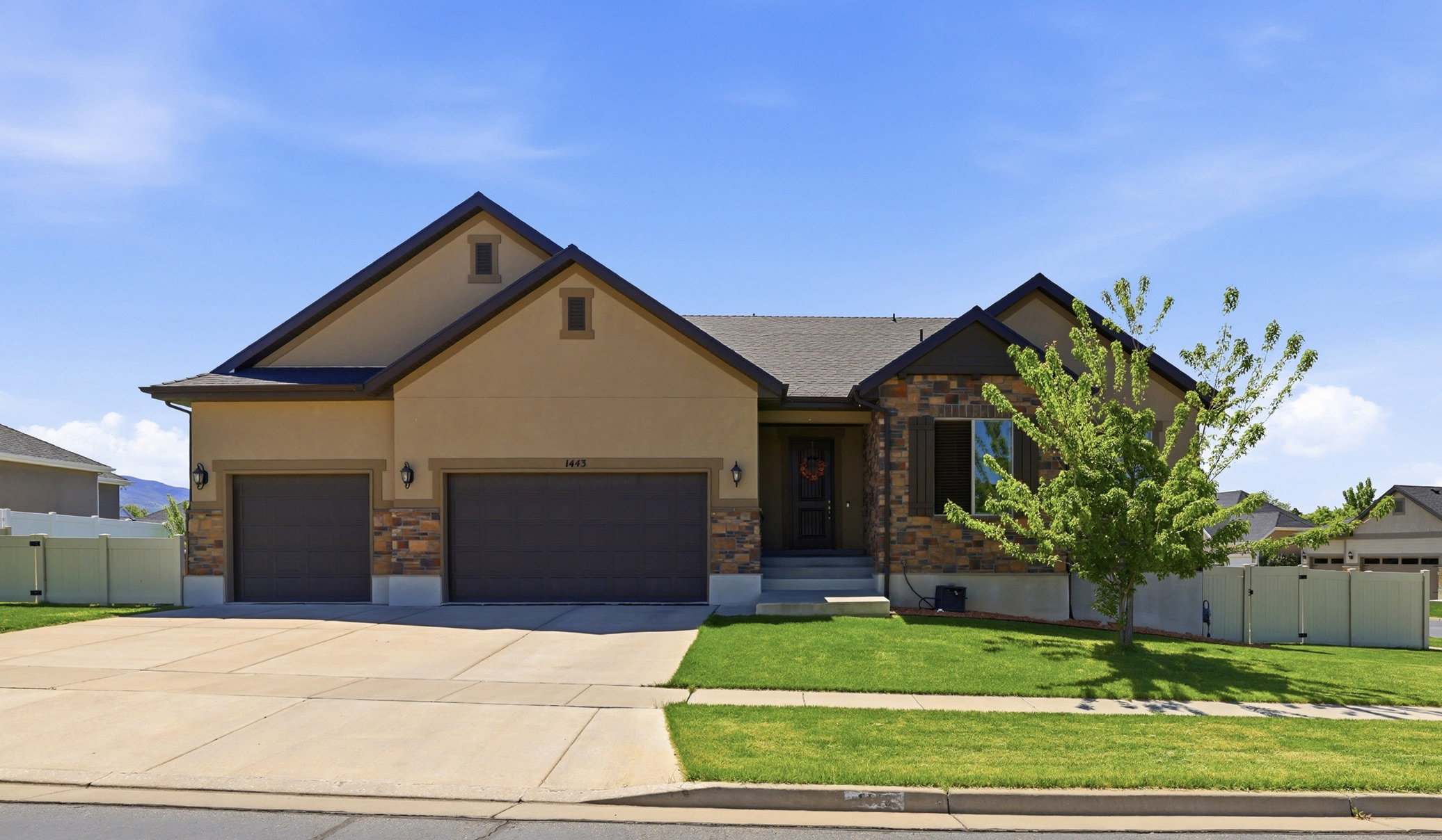 Ranch-style residence featuring a stucco and stone veneer facade