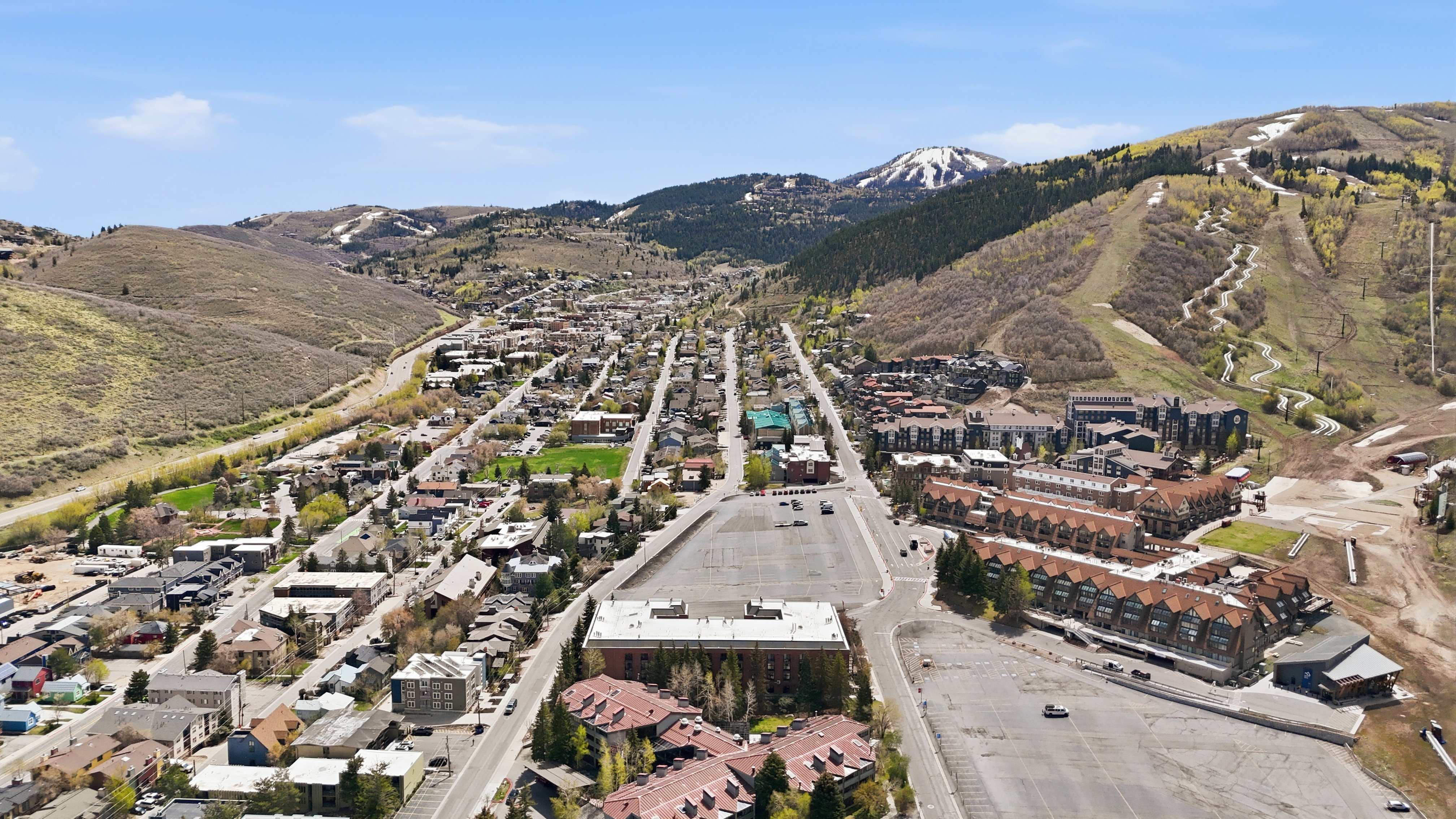 Aerial view of property's location featuring mountains