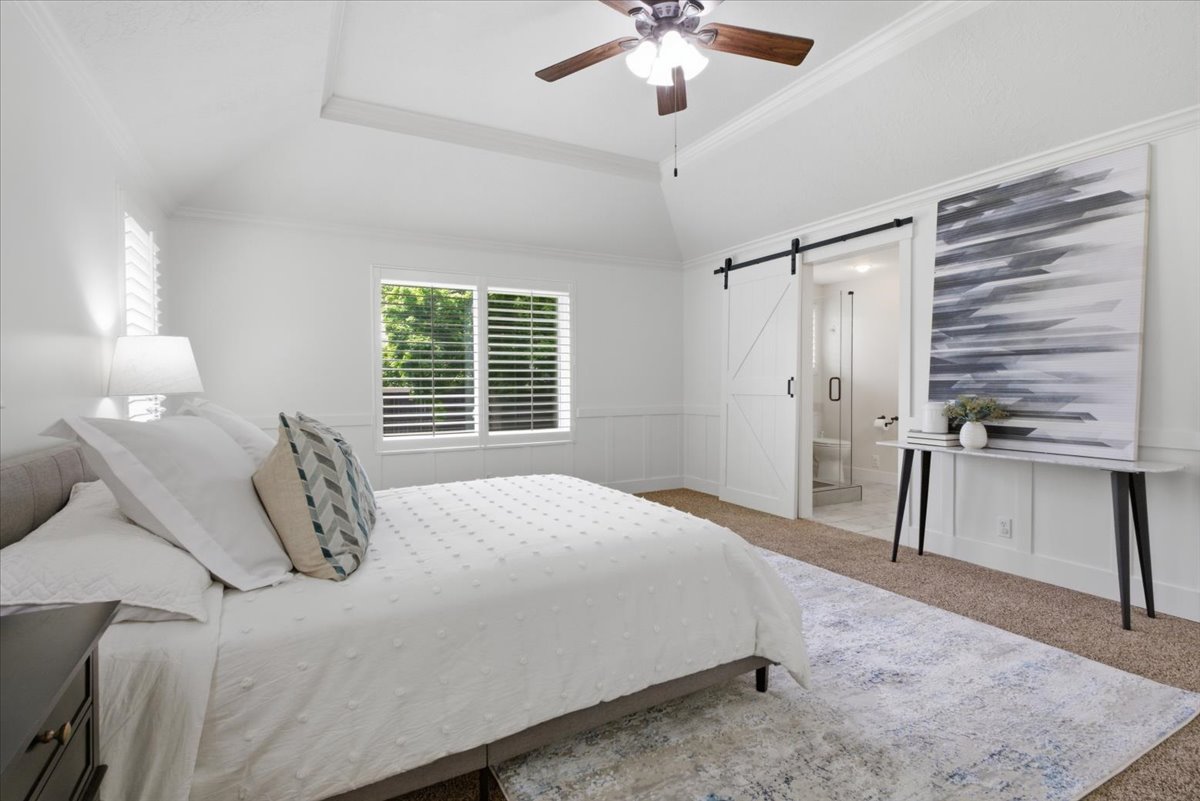 Vaulted ceiling with wood-finish ceiling fan and recessed lighting