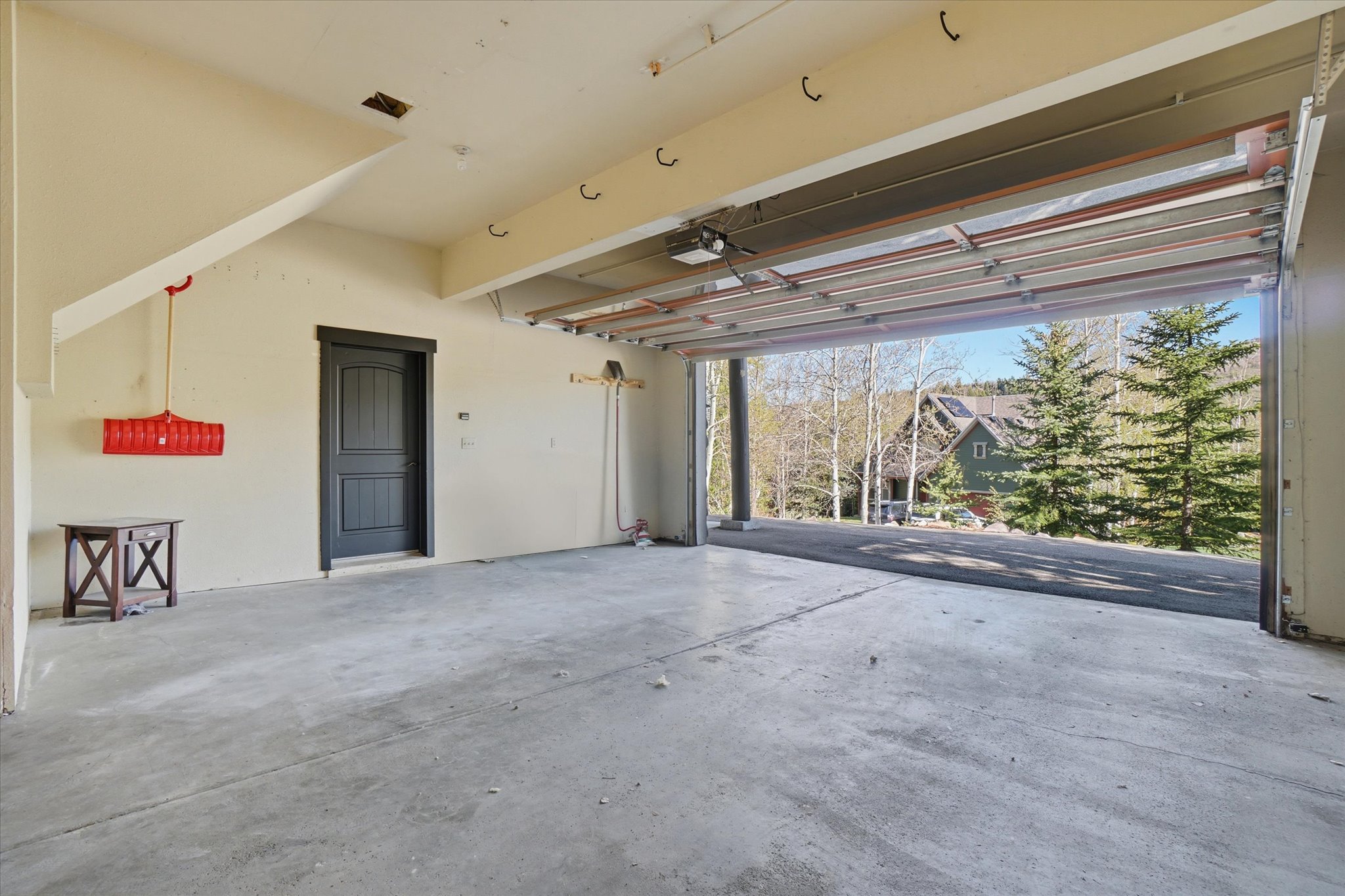 Spacious garage