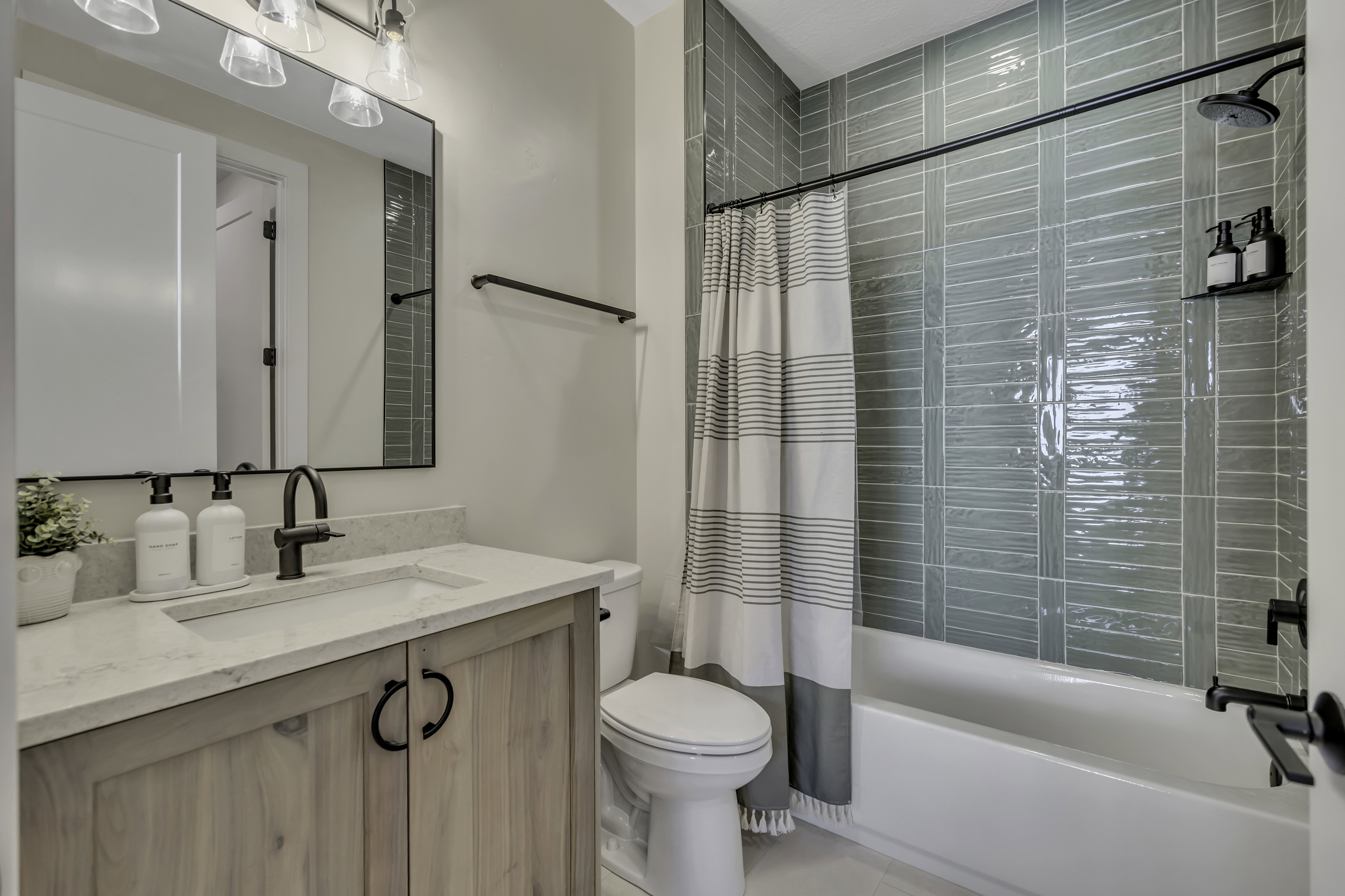 Full bath with vanity and shower / bath combo with shower curtain